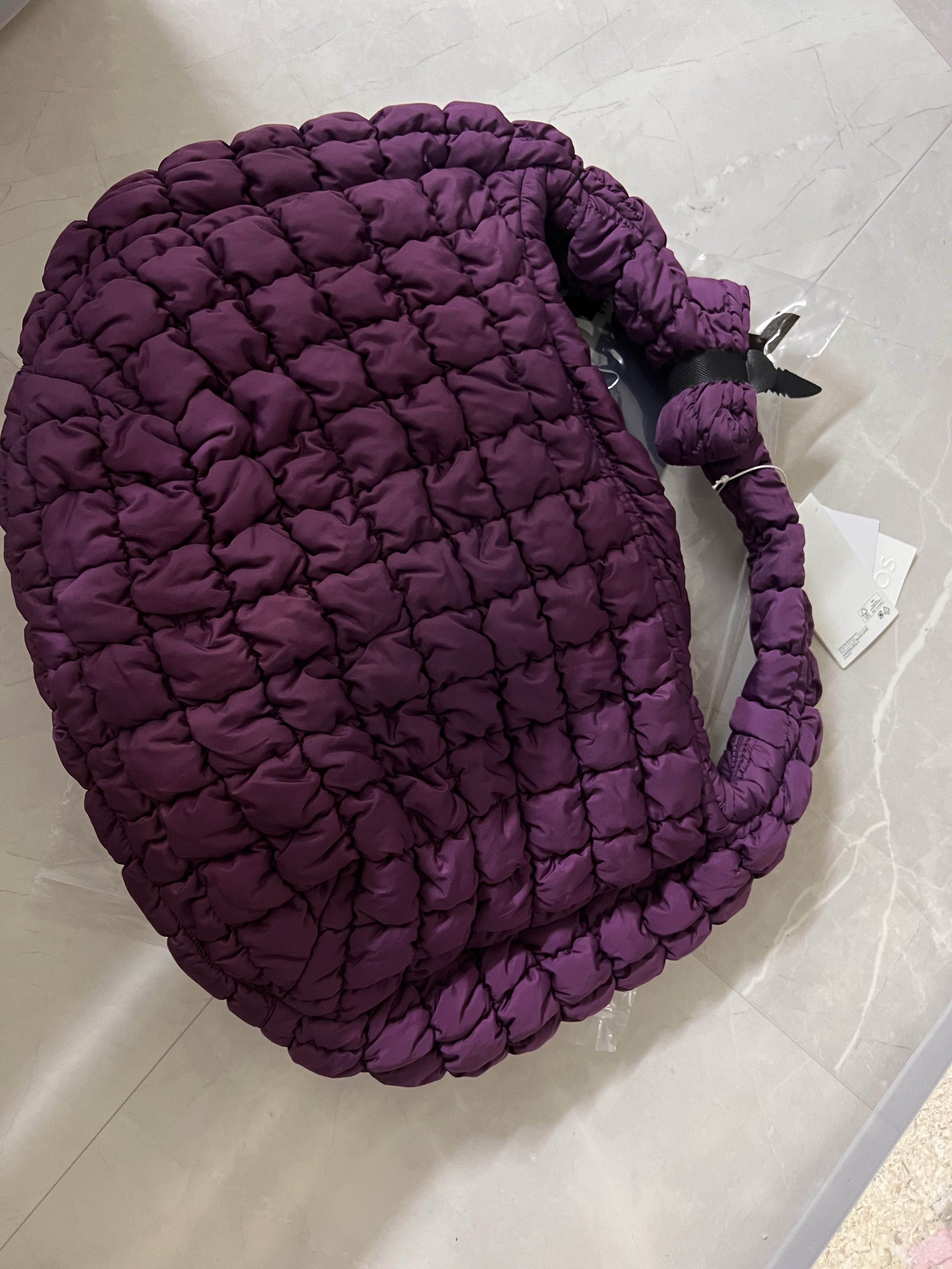 COS Quilted Oversized Shoulder Bag Burgundy 착용 스타일