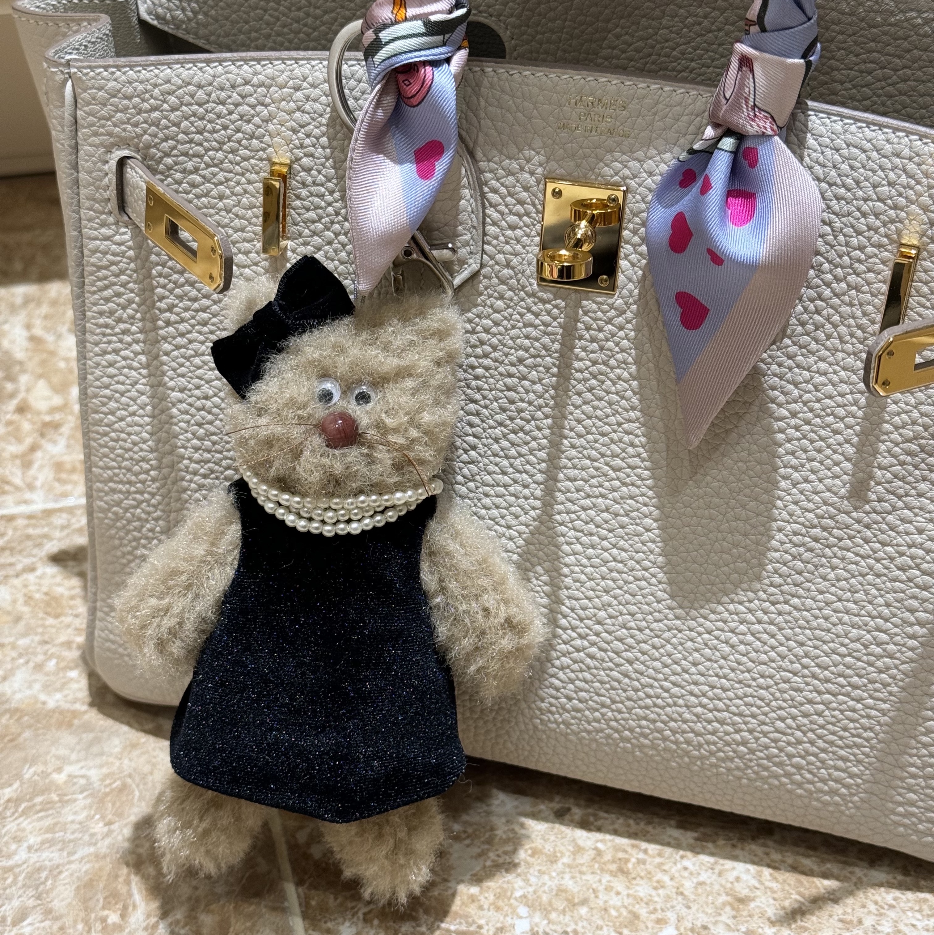 Monamhee x STU Coco Brown, Hermes Birkin 25 Bag Togo & Gold Craie 착용 스타일 - 1