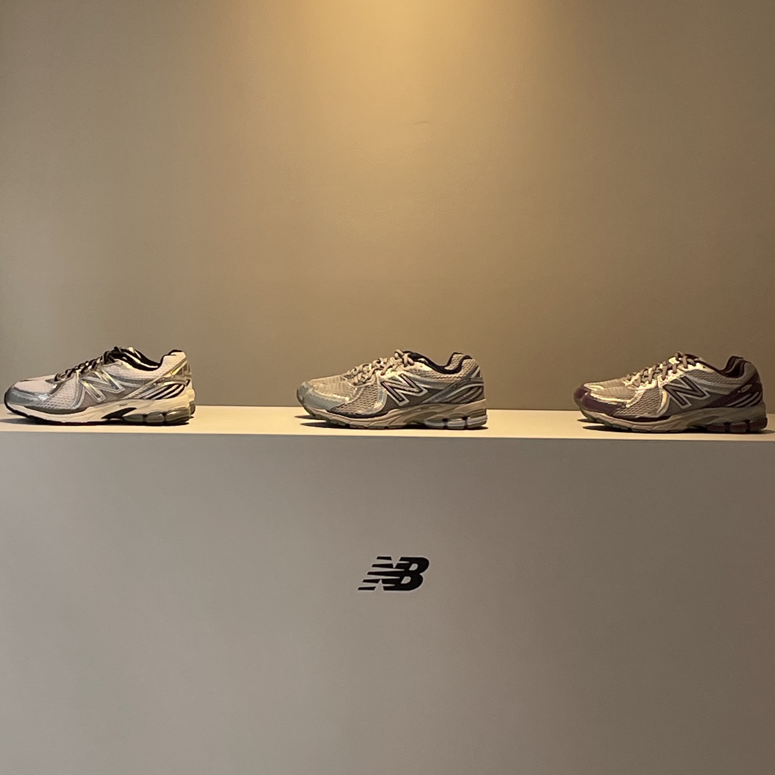 New Balance 860v2 Optic White, New Balance 860v2 Midnight Violet 착용 스타일