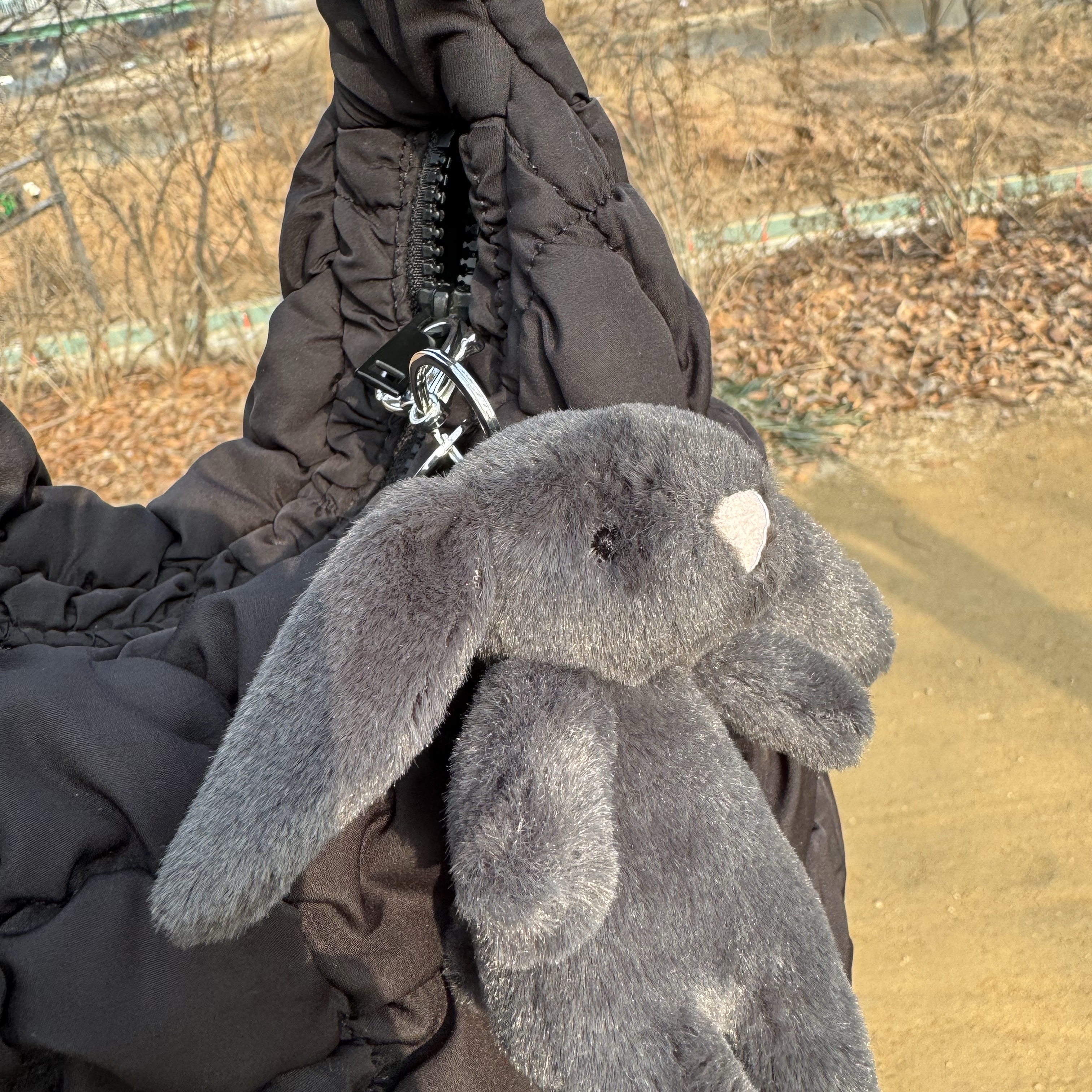 Jellycat Bashful Bunny Bag Charm Ink 착용 스타일 - 2