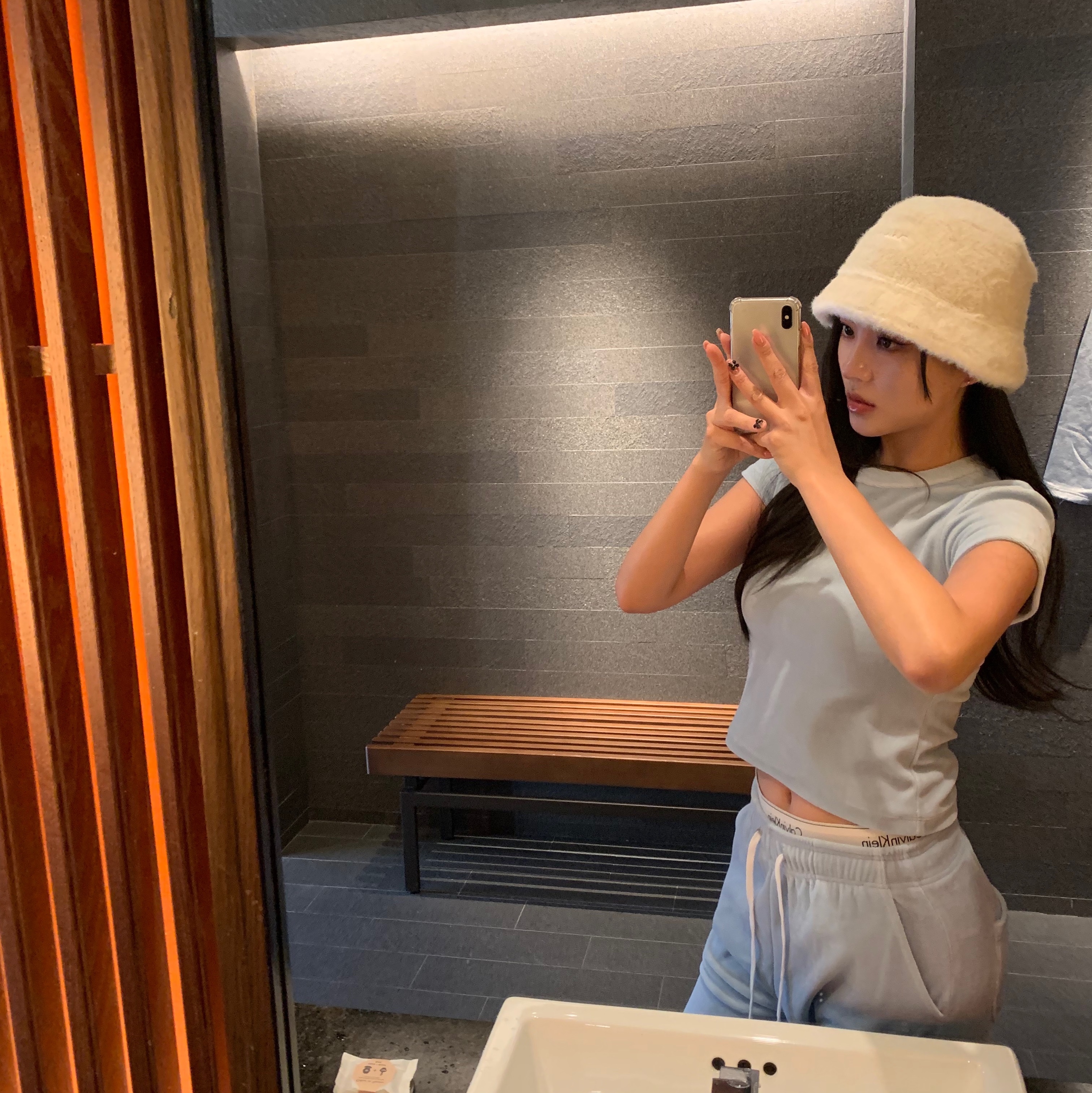 Jacquemus Le Bob Neve Fluffy Bucket Hat Off White 착용 스타일 - 1
