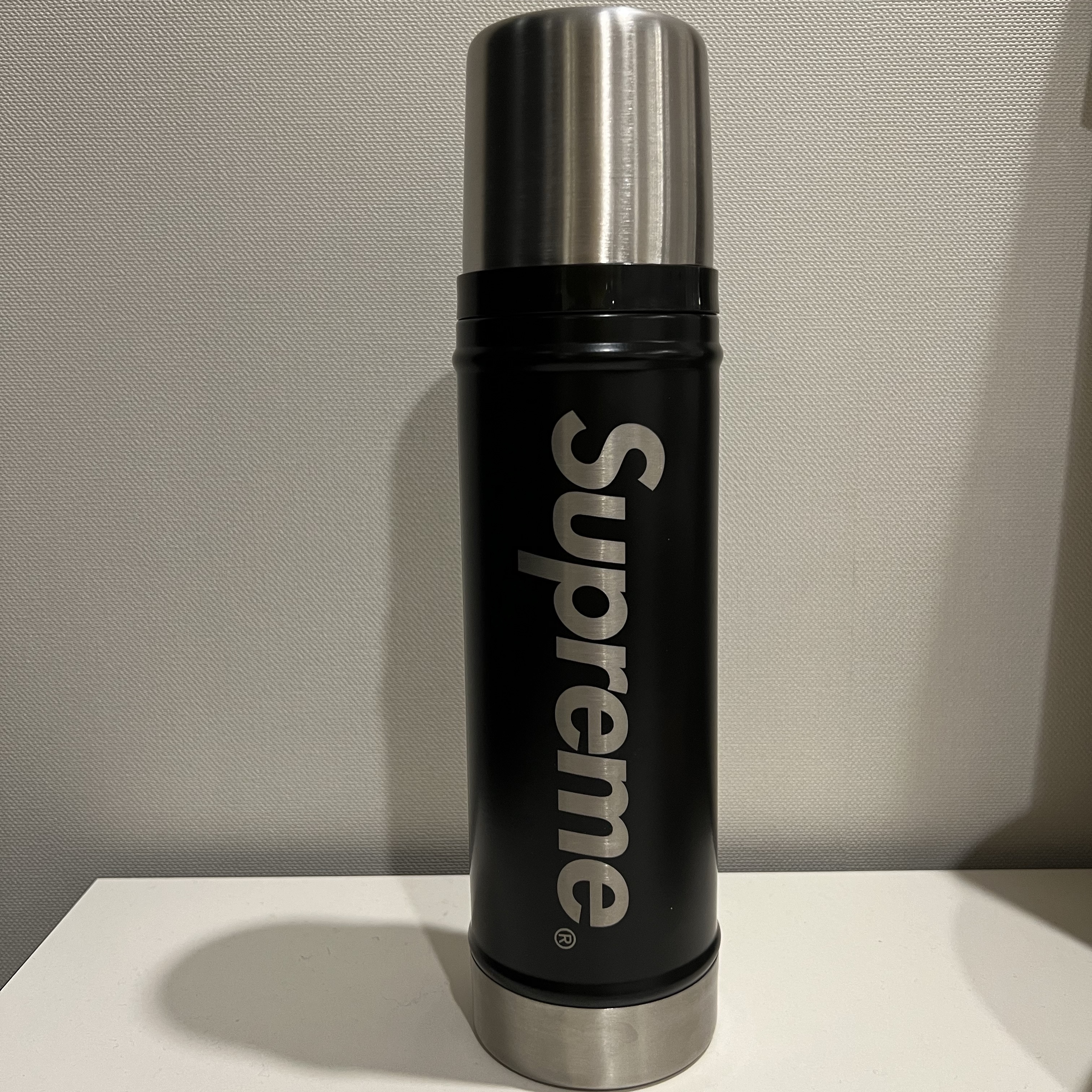 Stanley x Supreme 20 oz. Vacuum Insulated Bottle Black - 19FW 착용 스타일
