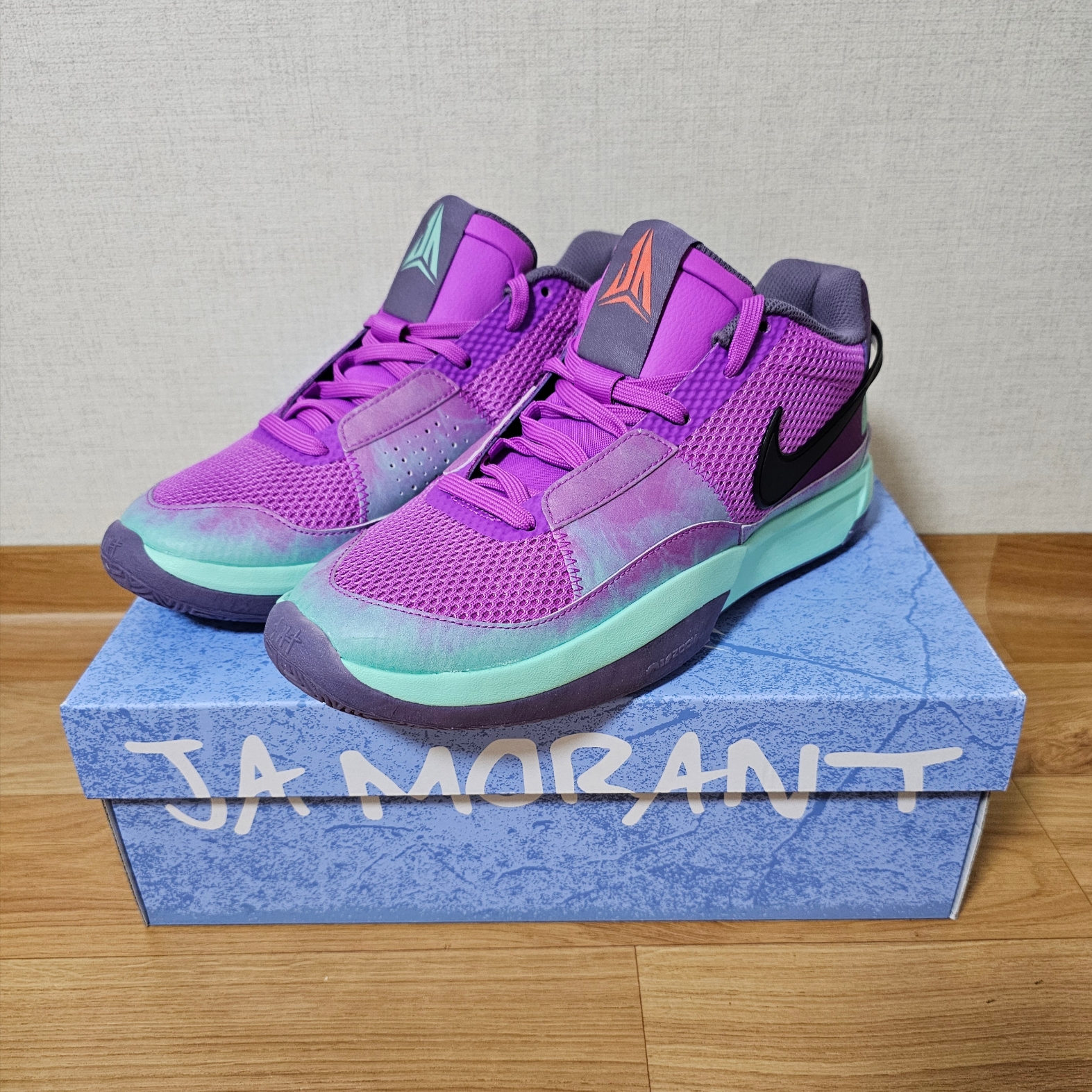 Nike Ja 1 Xmas EP Fuchsia Dream Emerald Rise 착용 스타일 - 2