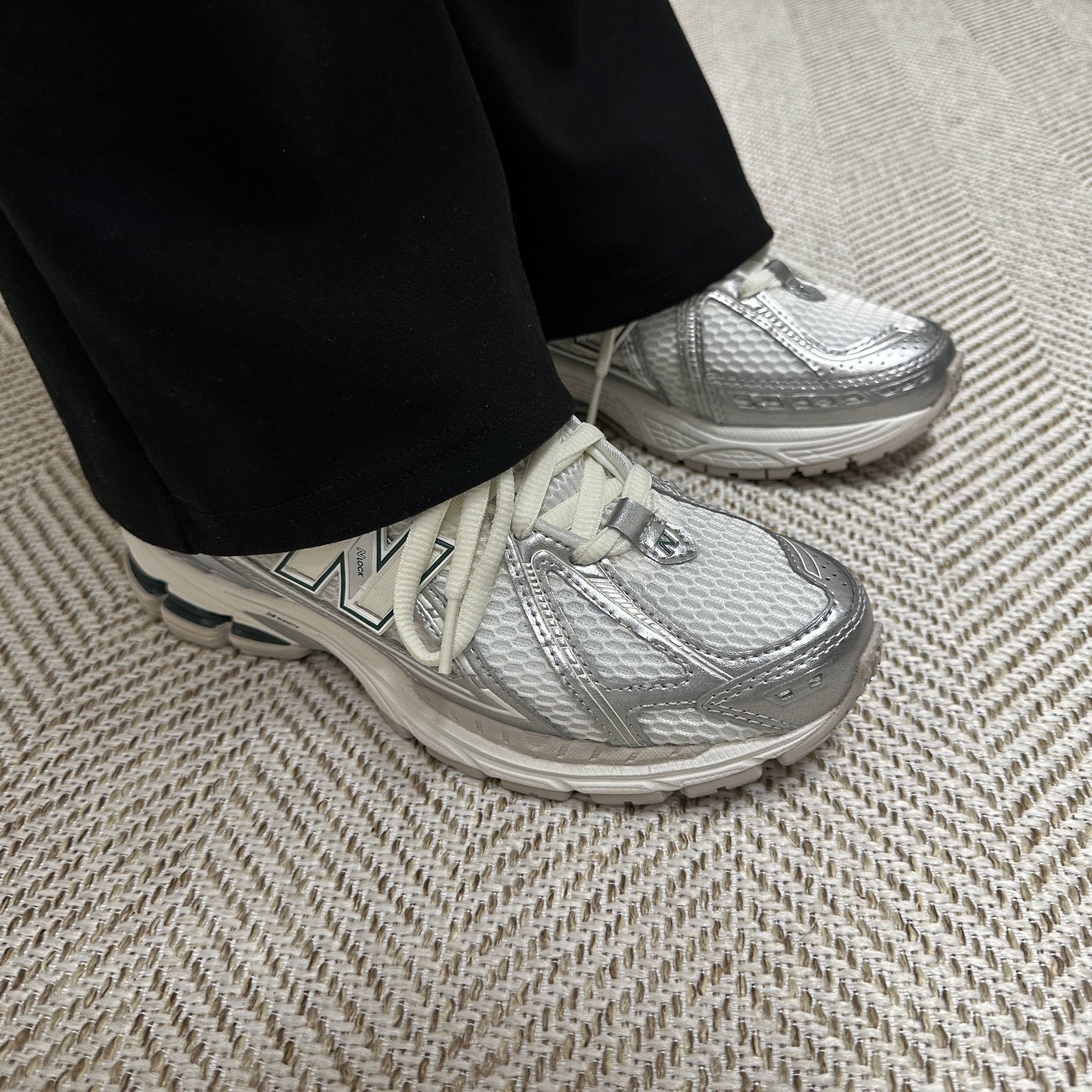 New Balance 1906R Silver Metallic Sea Salt 착용 스타일