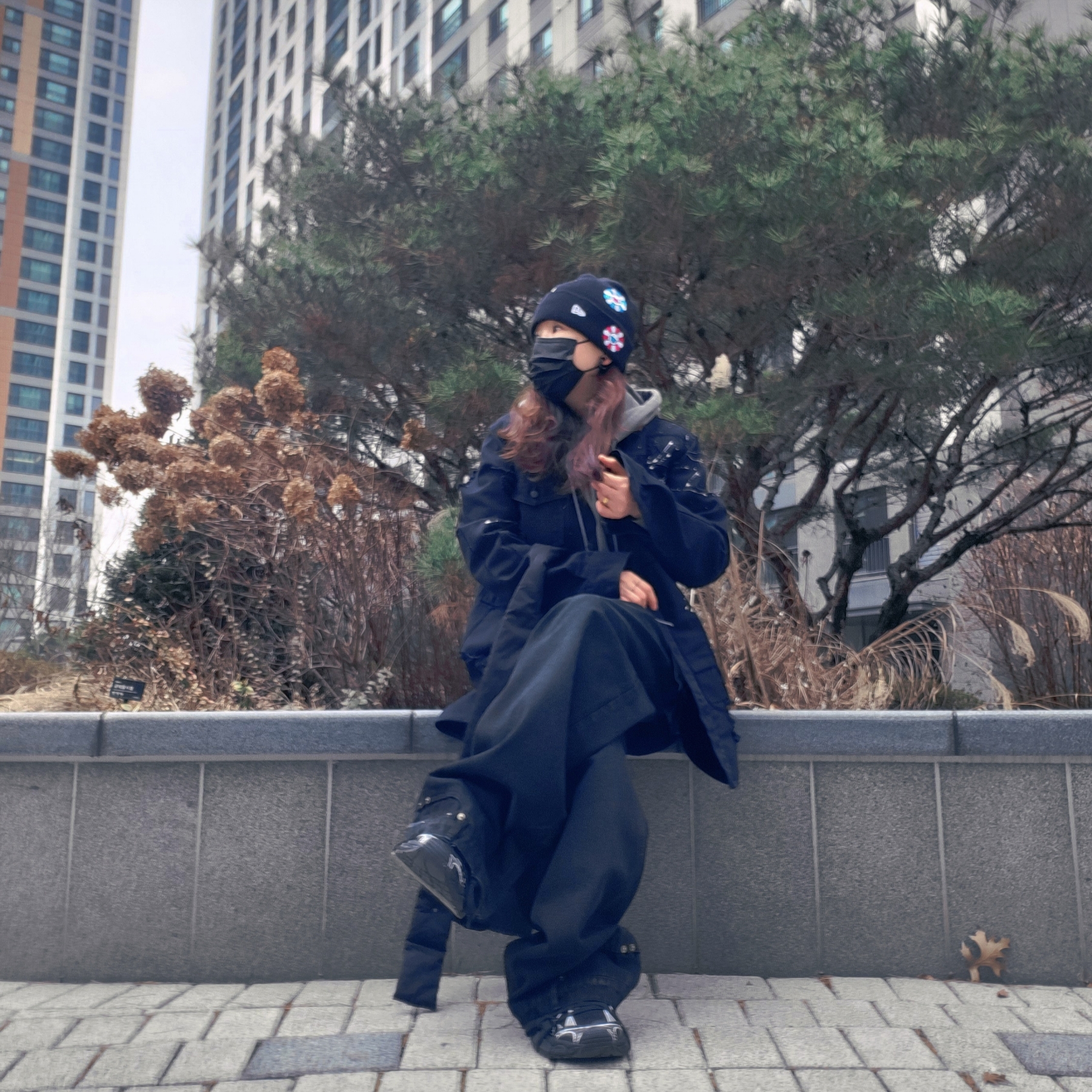 (W) 발렌시아가 3XL 스니커즈 블랙, 뉴에라 x 무라카미 타카시 오하나 올 오버 비니 블랙 착용 스타일 - 2