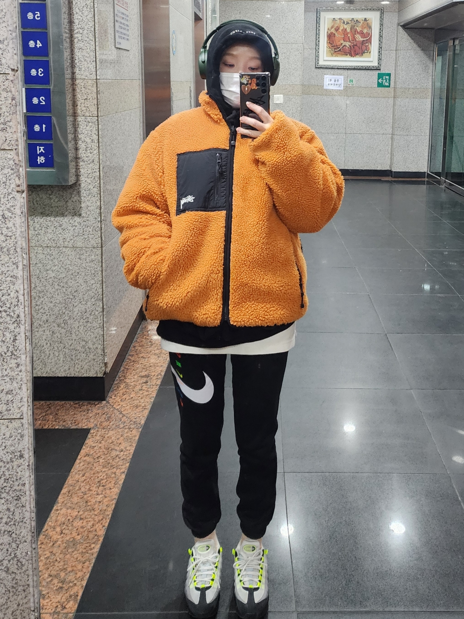 Stussy 8 Ball Sherpa Jacket Orange 착용 스타일