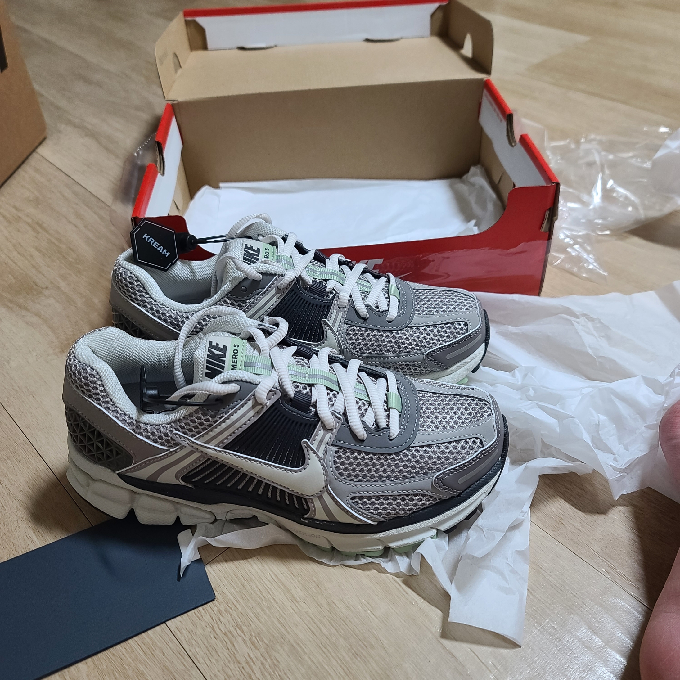 (W) Nike Zoom Vomero 5 Cobblestone and Flat Pewter 착용 스타일 - 2