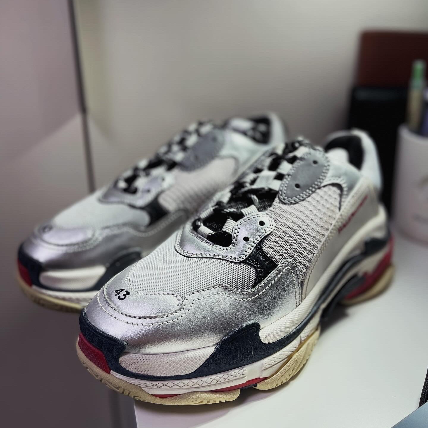 Balenciaga Triple S Silver Red 2018 착용 스타일