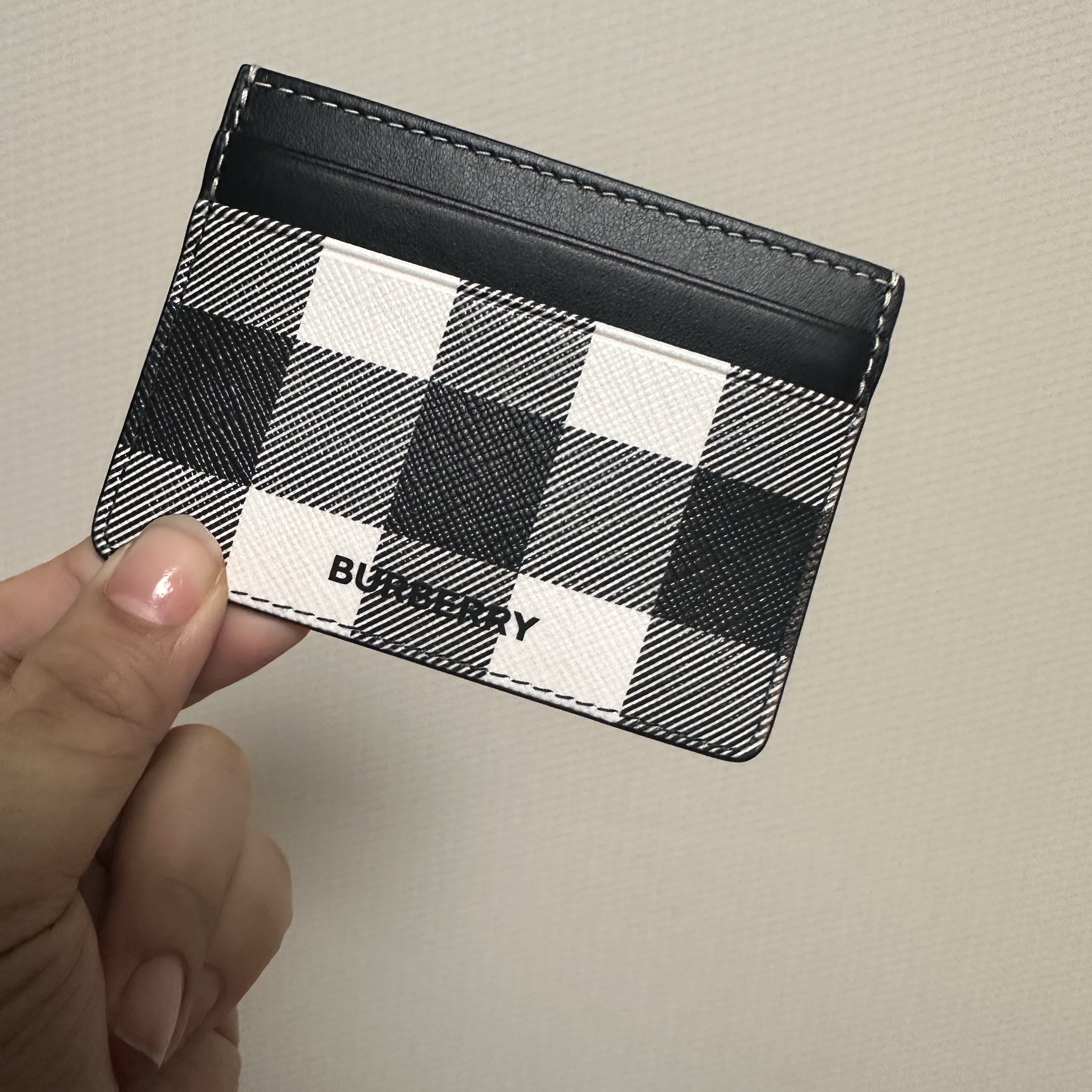 Burberry Exaggerated Check and Leather Card Case Dark Birch Brown 착용 스타일 - 2