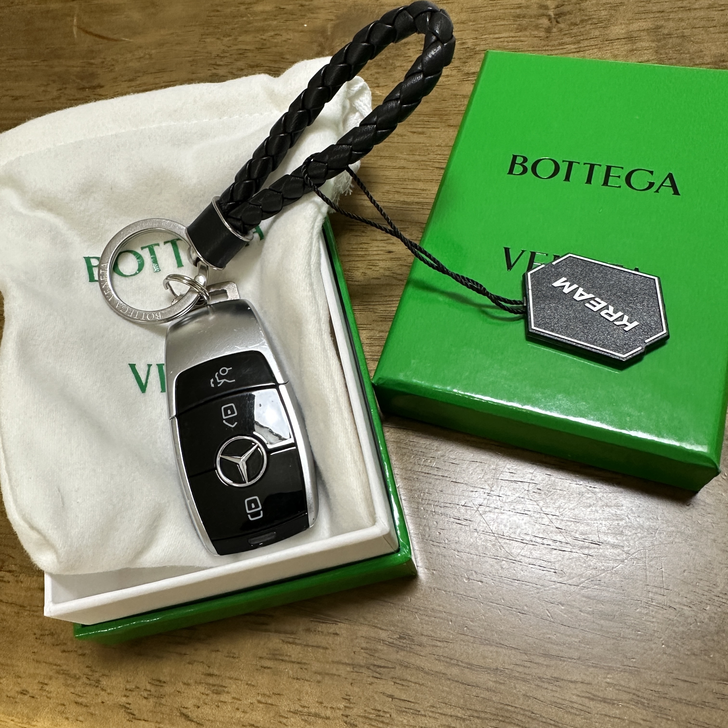Bottega Veneta Intreccio Keyring Black 착용 스타일