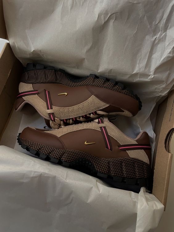 Nike x Jacquemus Air Humara LX Ale Brown and Gold 착용 스타일