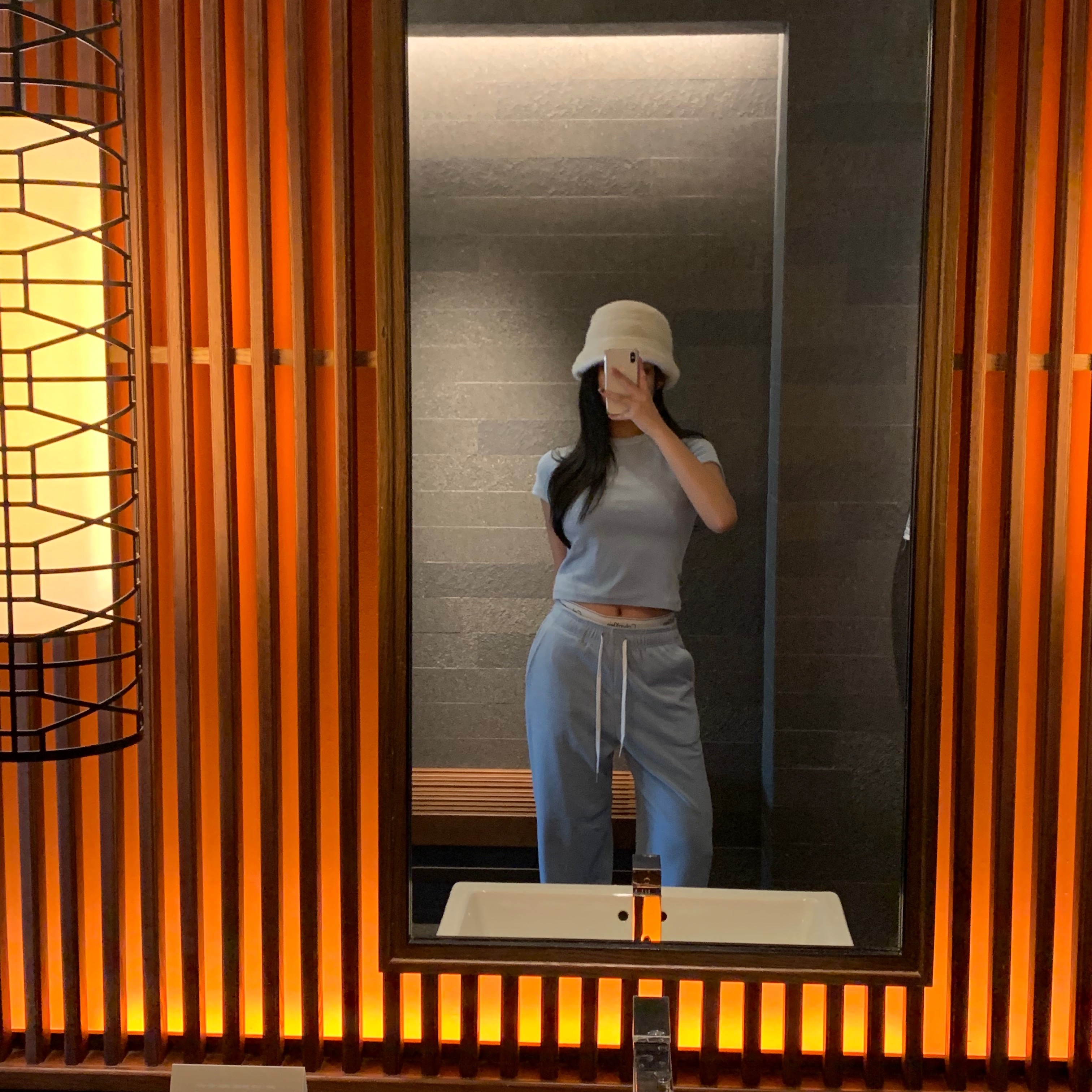 Jacquemus Le Bob Neve Fluffy Bucket Hat Off White 착용 스타일 - 4