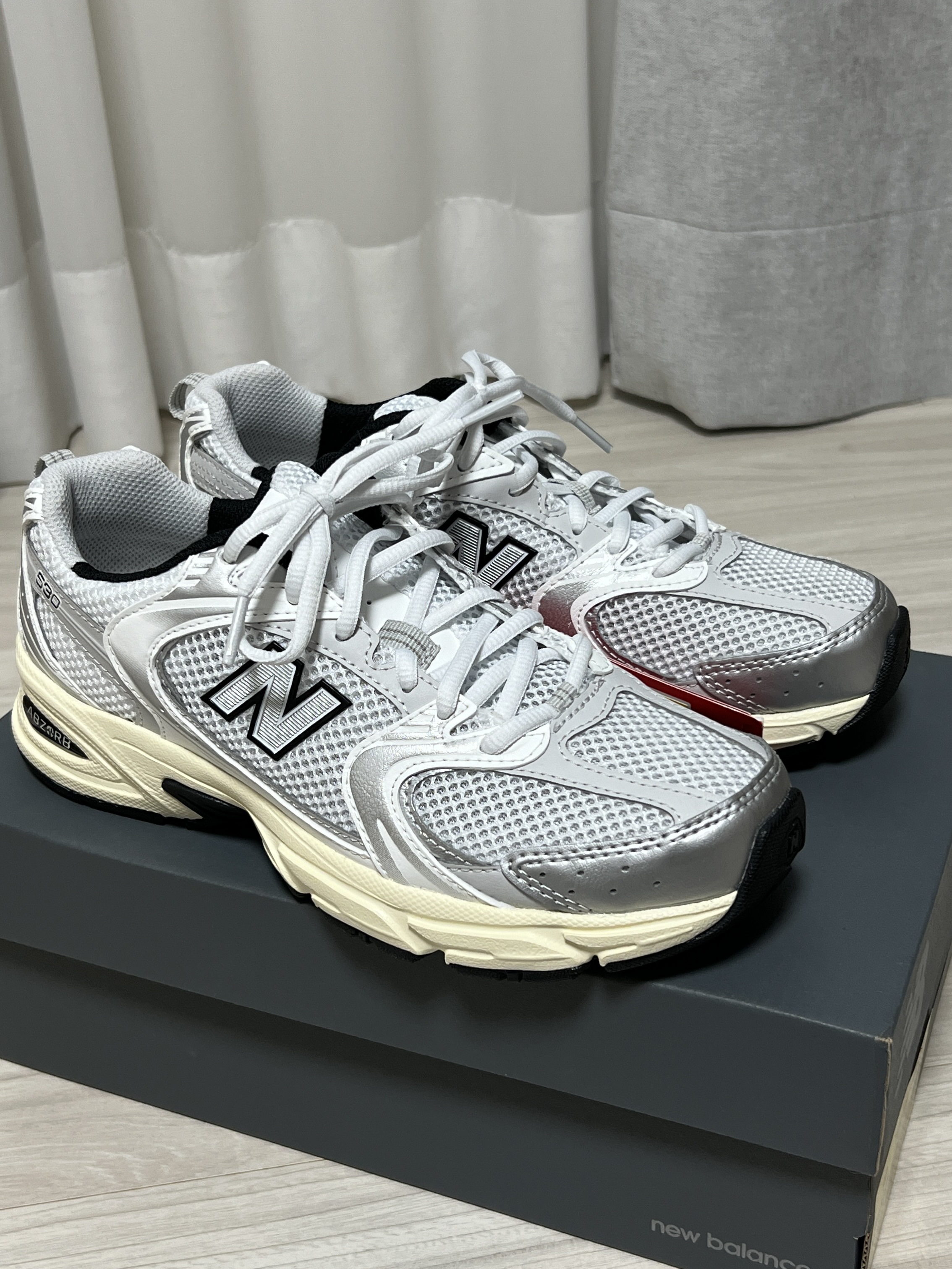 New Balance 530 Silver Cream 착용 스타일