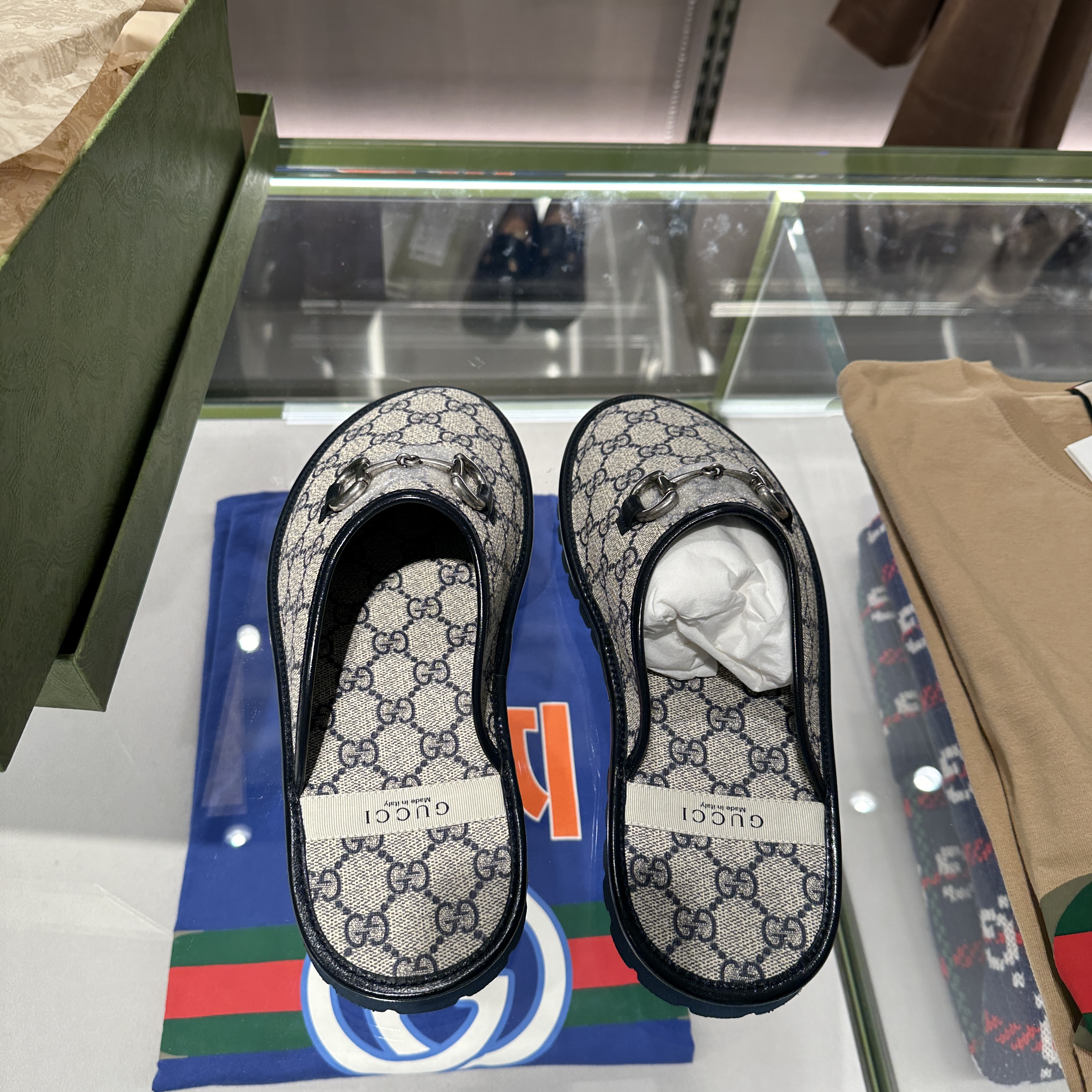 Gucci GG Slipper with Horsebit Beige Blue 착용 스타일 - 3