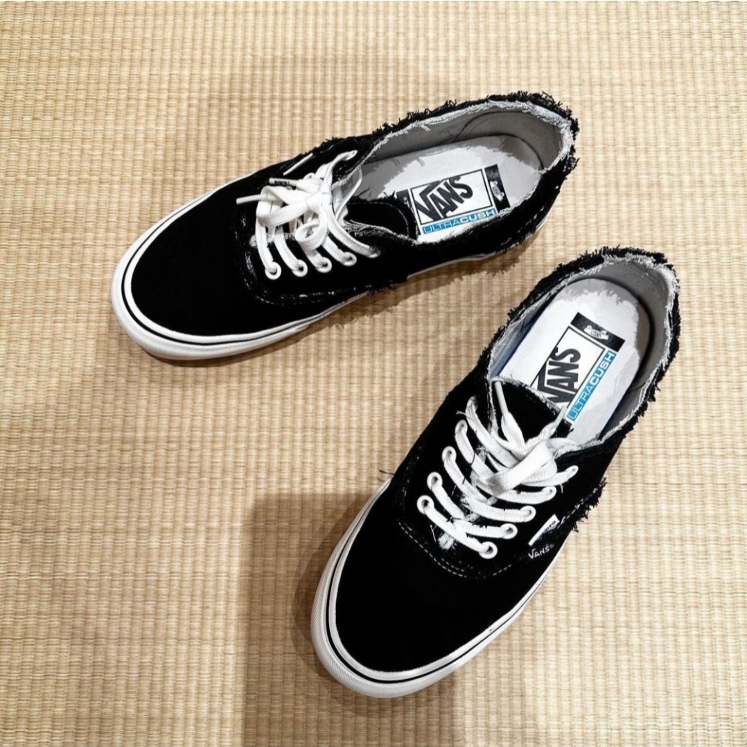 Vans Vault x Invincible OG Authentic Frayed LX Gnarly Pack Black 착용 스타일