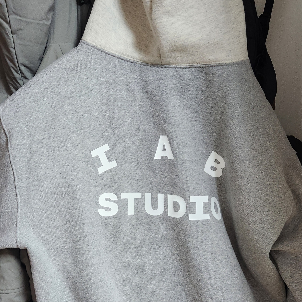 IAB Studio Hoodie Dual Gray 착용 스타일 - 1