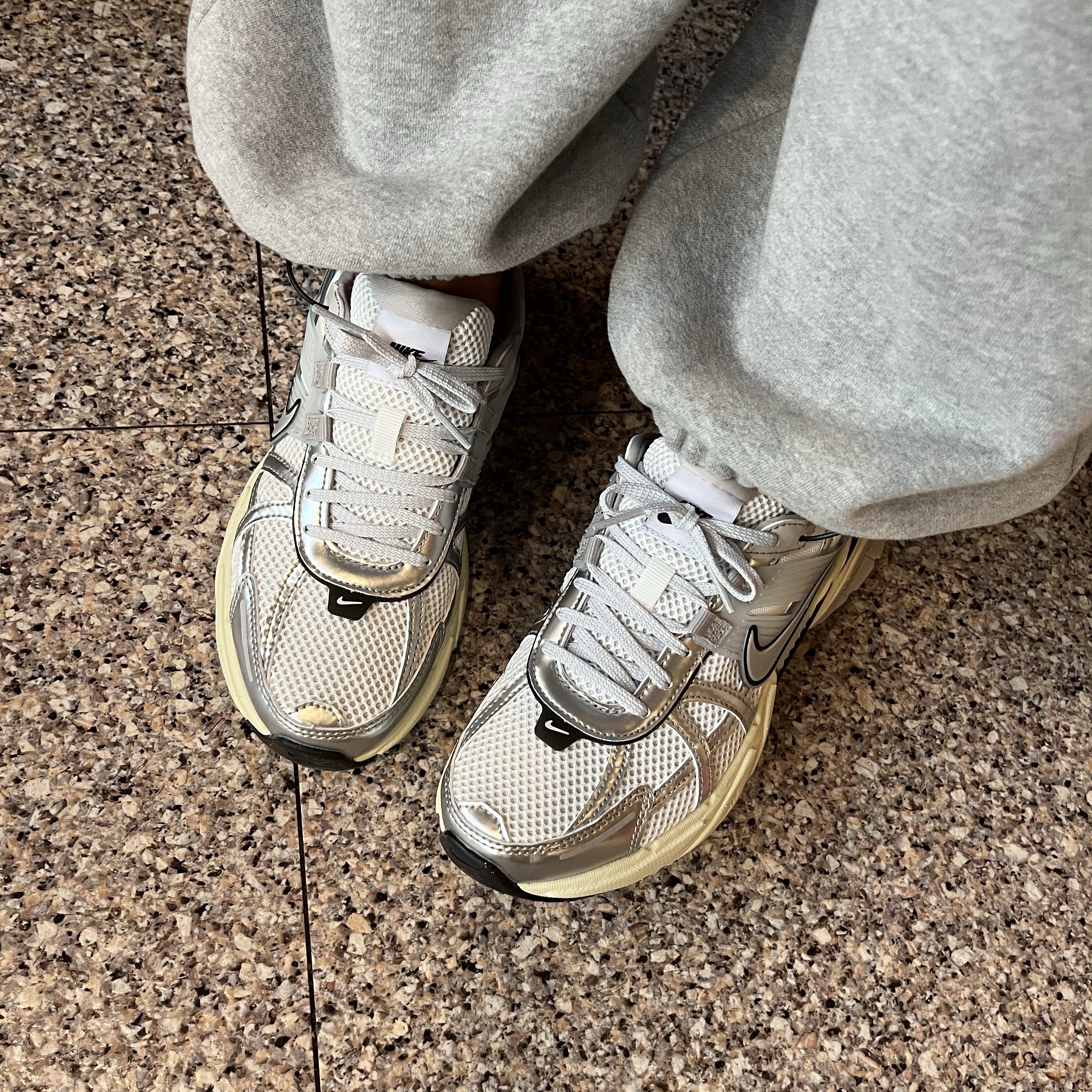 Nike V2K Run Summit White Metallic Silver 착용 스타일 - 1