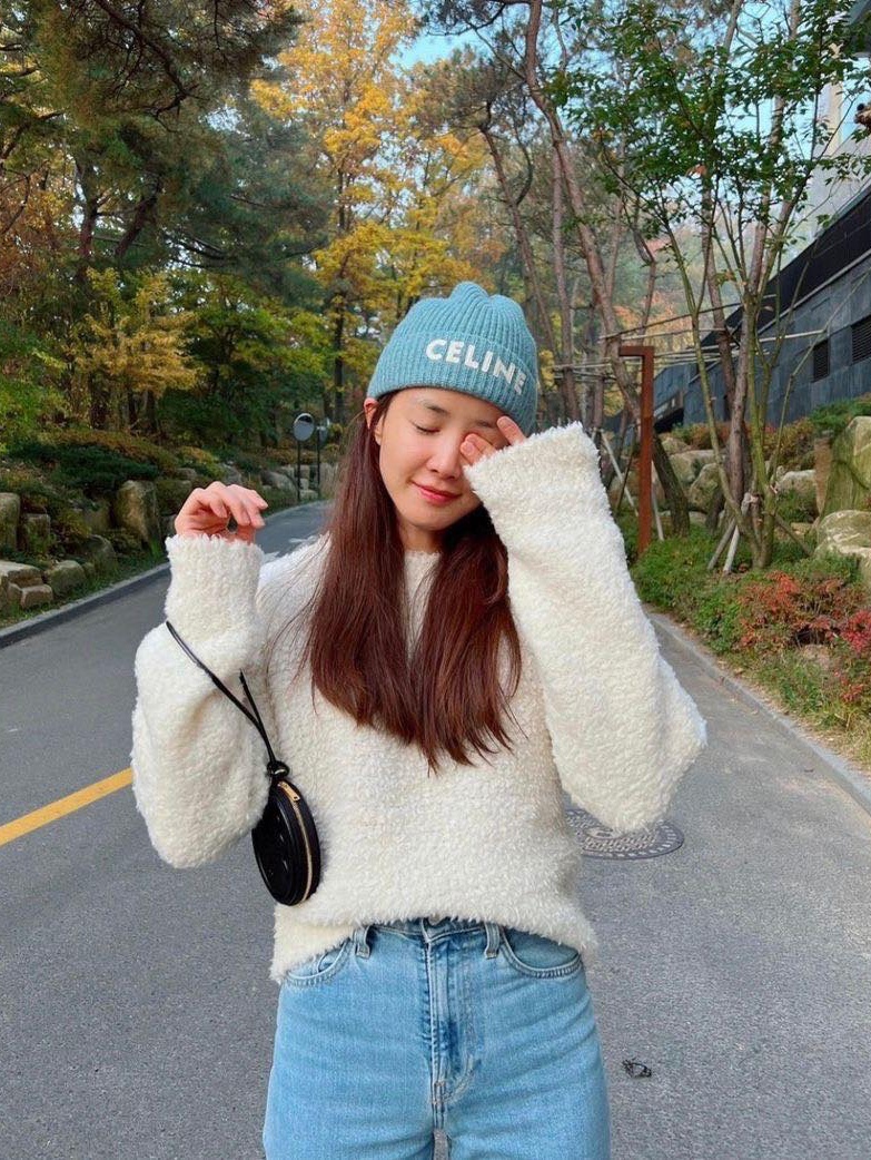Celine Beanie in Ribbed Wool Black, (W) Celine Heritage Cashmere Beanie Medium Grey 착용 스타일 - 3