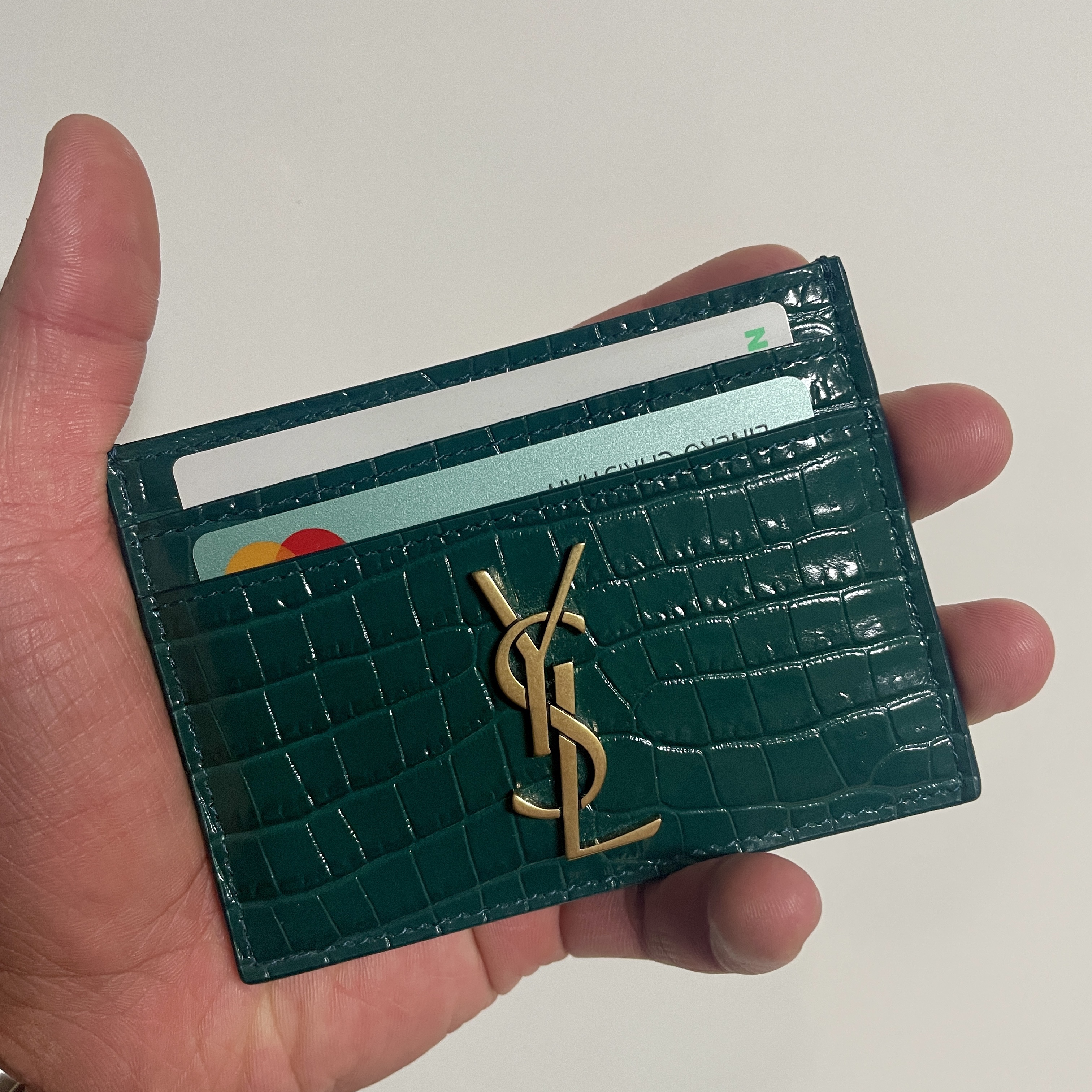 Saint Laurent Cassandre Card Case in Crocodile-Embossed Shiny Leather Foliage Green 착용 스타일 - 1