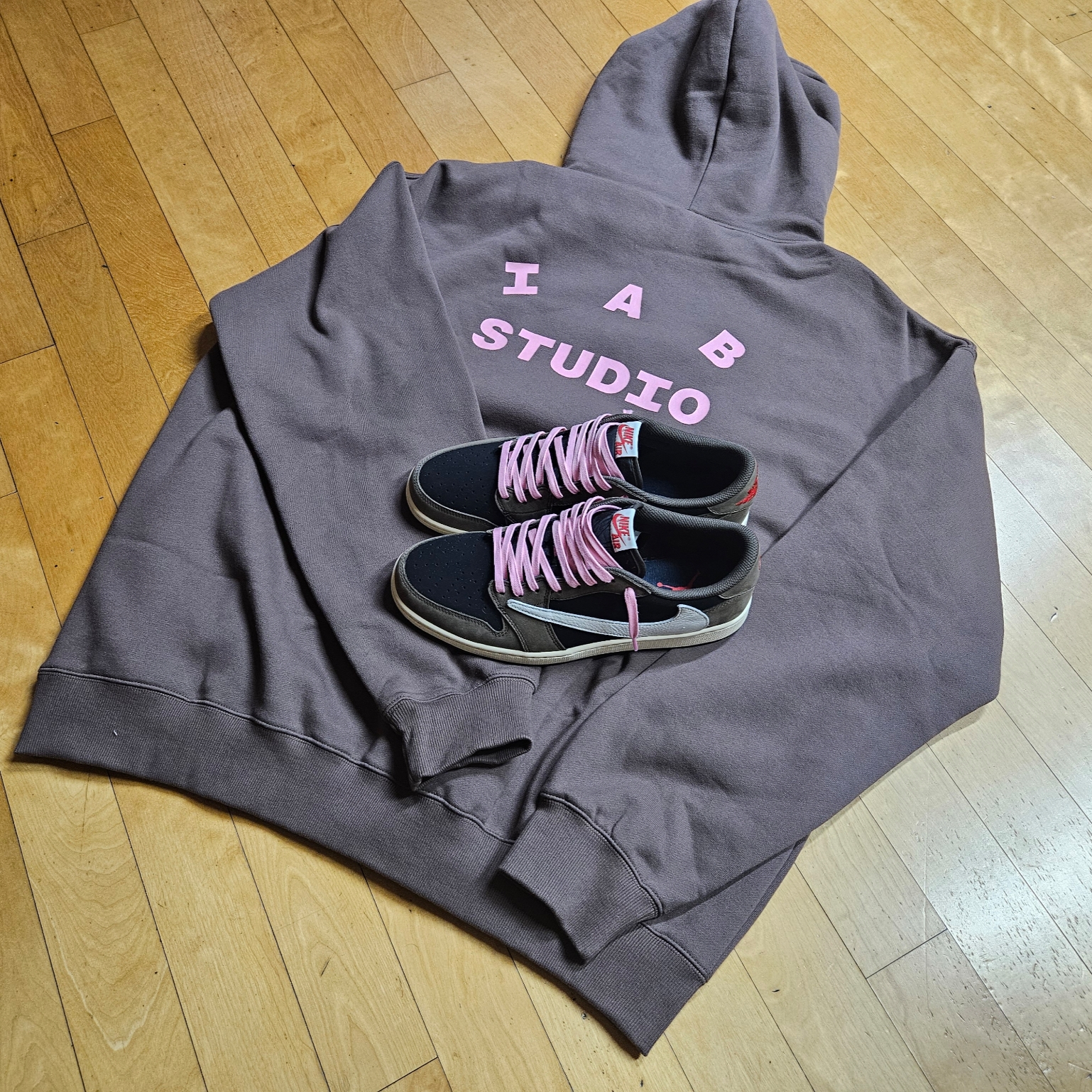 Jordan 1 x Travis Scott Retro Low OG SP Mocha, IAB Studio Hoodie Choco - Harajuku Exclusive 착용 스타일