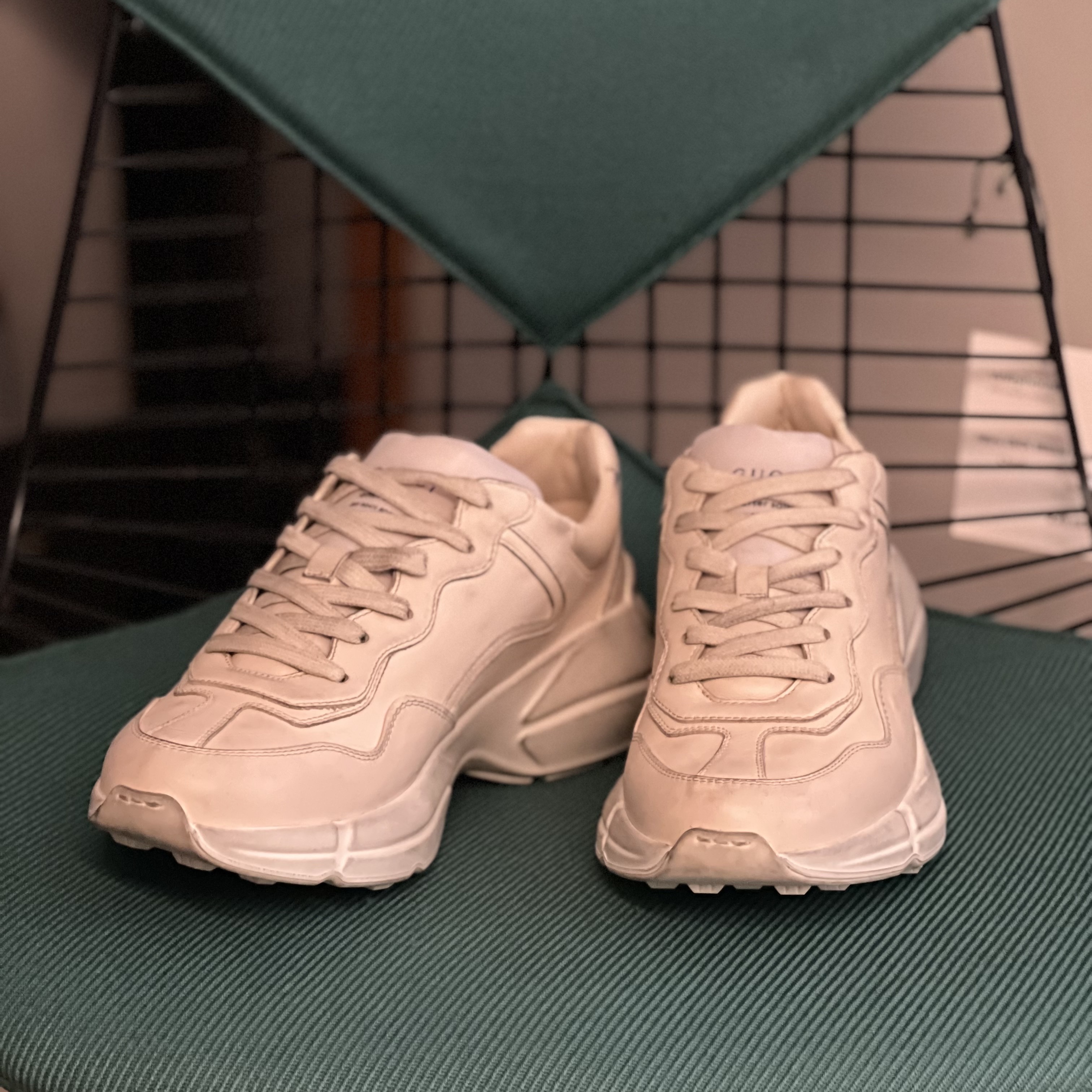 Gucci Rhyton Leather Sneakers Distressed Ivory 착용 스타일 - 1