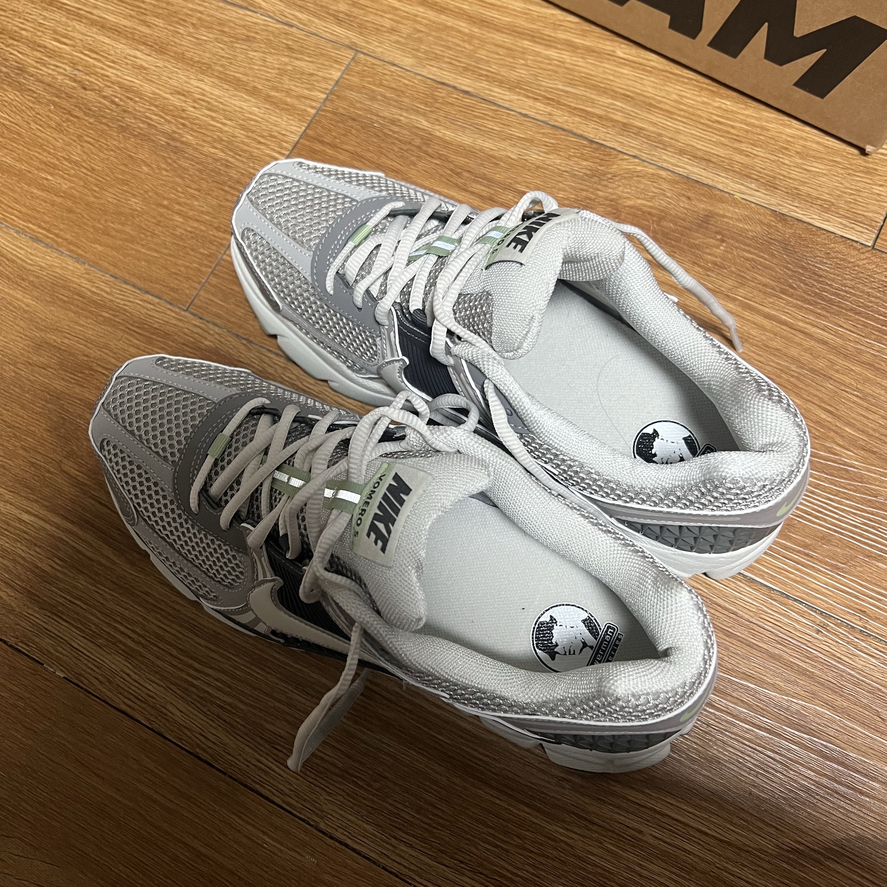 (W) Nike Zoom Vomero 5 Cobblestone and Flat Pewter 착용 스타일