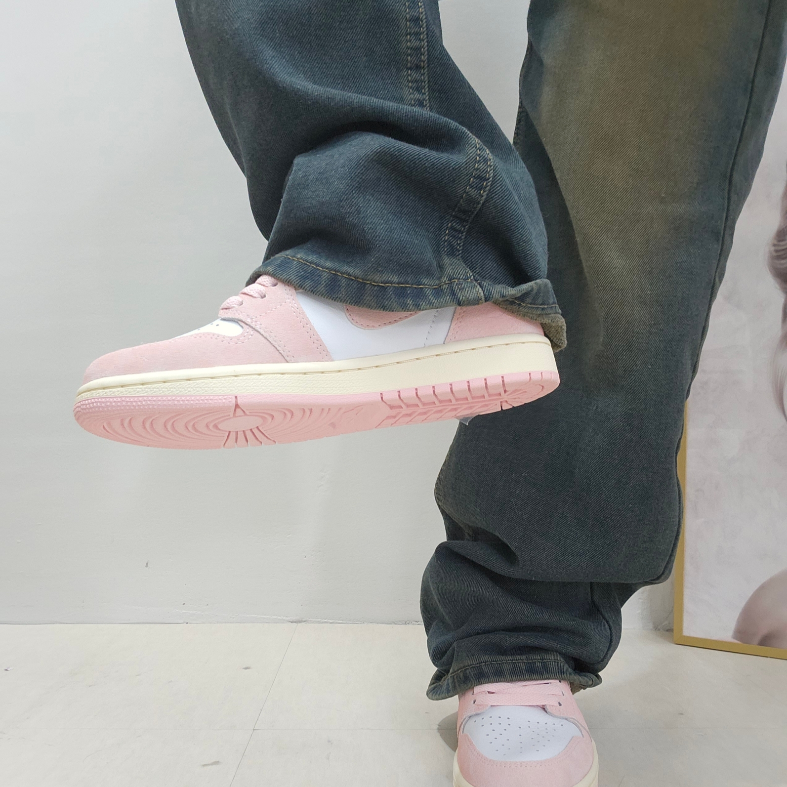 (W) Jordan 1 Retro High OG Coconut Milk and Sail 착용 스타일 - 3