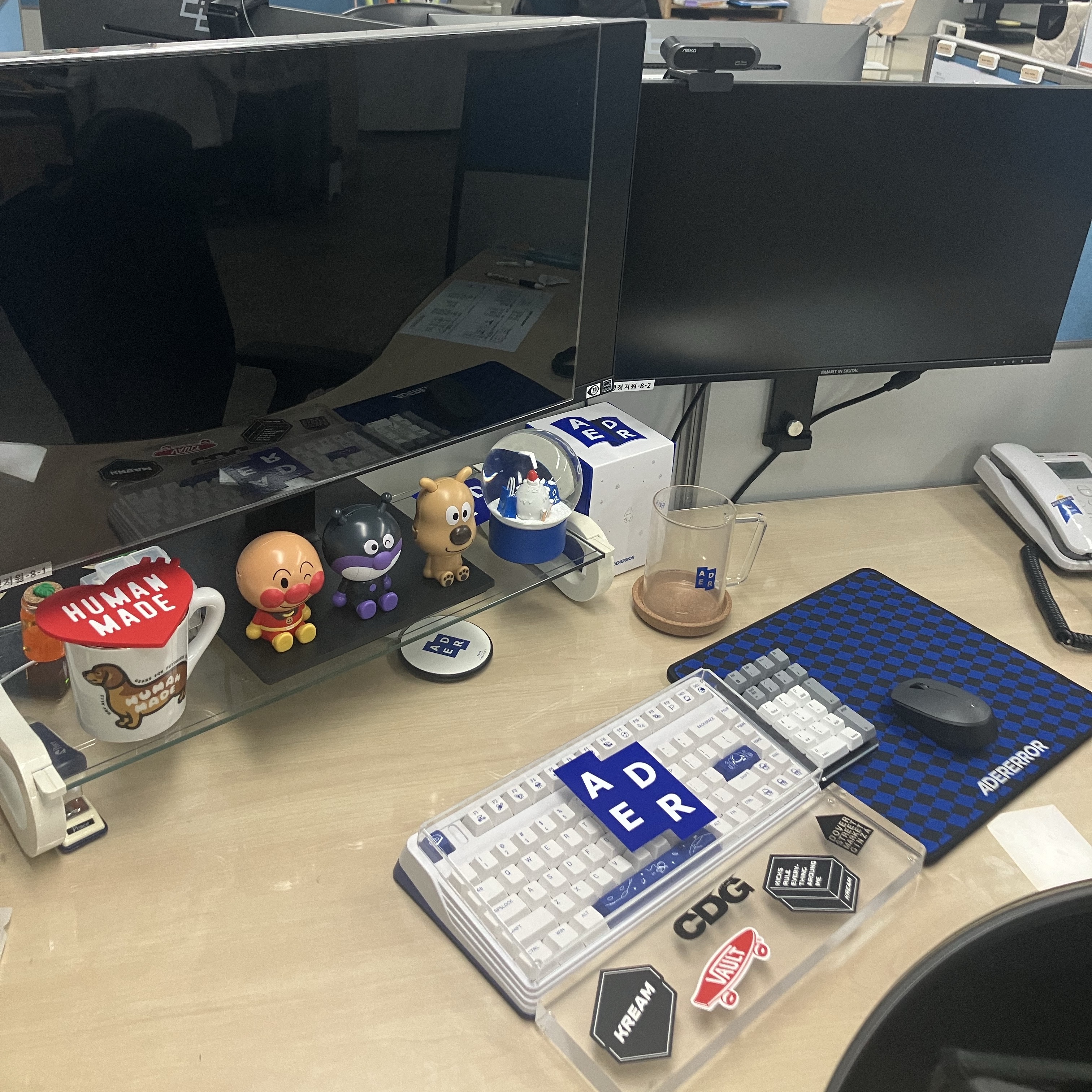 Casetify x Ader Error Tetris Wireless Charging Pad, Ader Error Feffur Snow Globe Z-Blue 착용 스타일