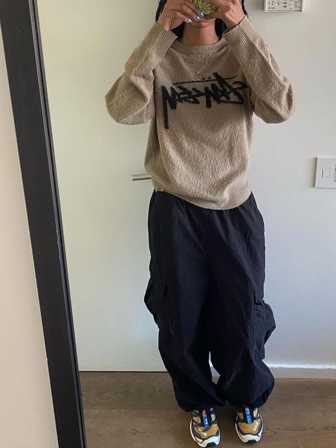 Stussy Brushed Out Logo Sweater Taupe 착용 스타일