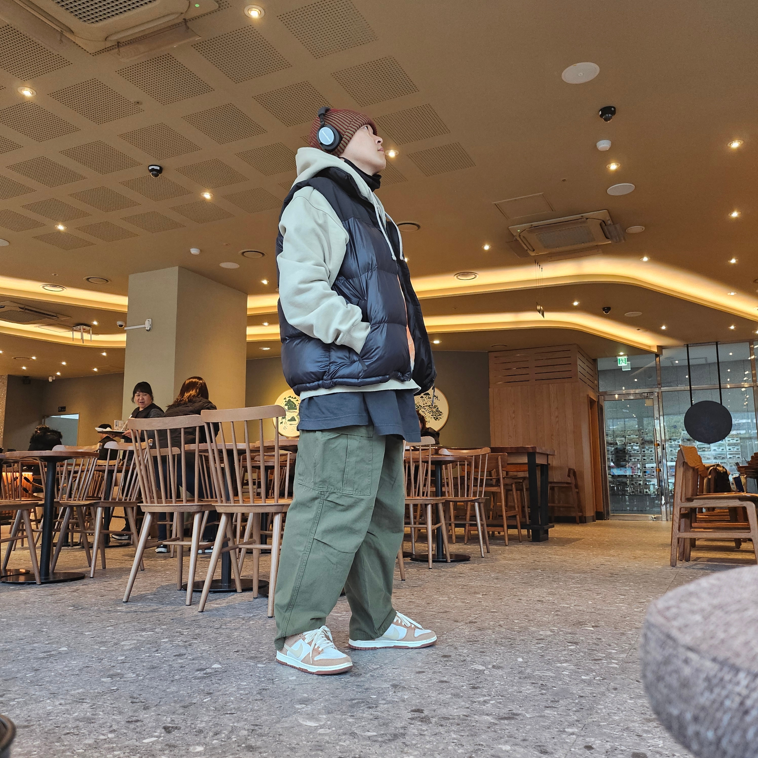 The North Face Nuptse On Ball Vest Real Black, Stussy Web Zip Hoodie Khaki 착용 스타일 - 3