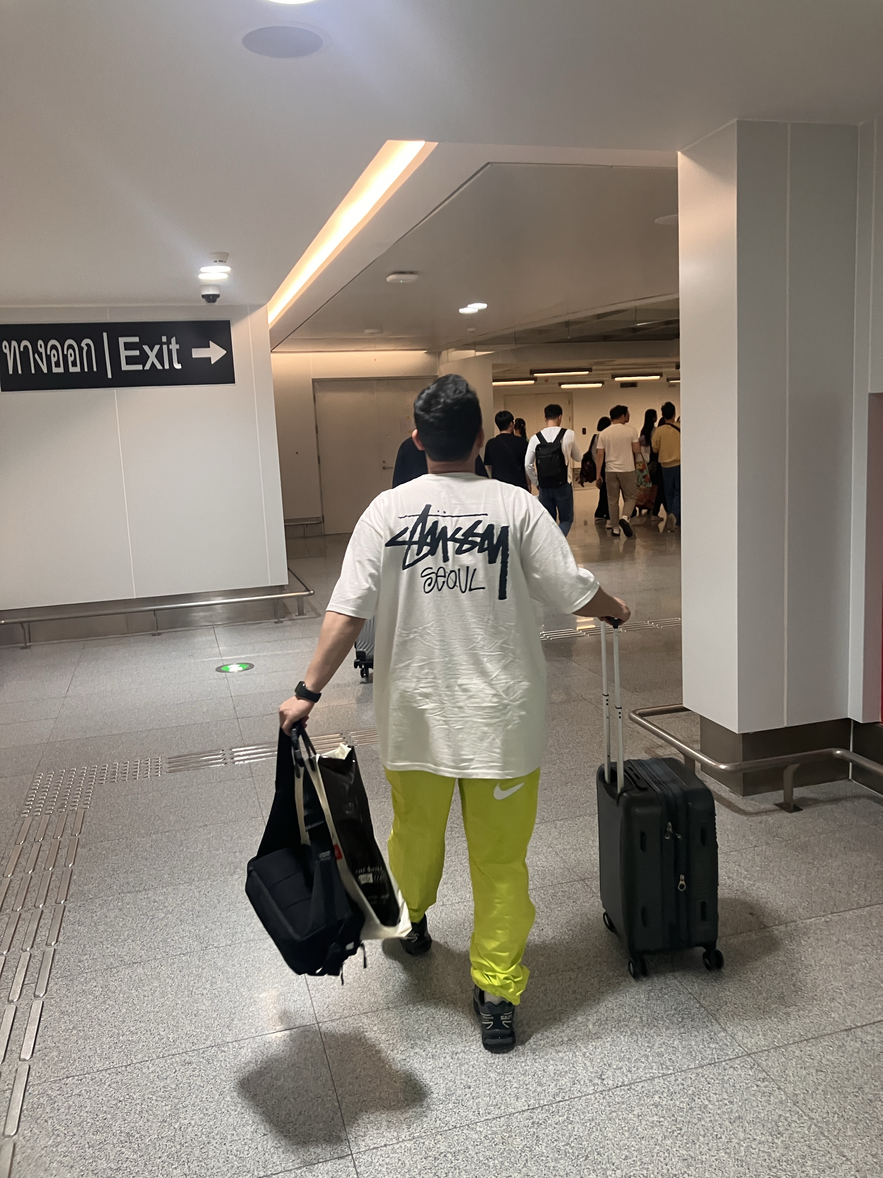 Stussy Stock Seoul T-Shirt White 2023, Salomon XT-6 Gore-Tex Black Ebony 착용 스타일