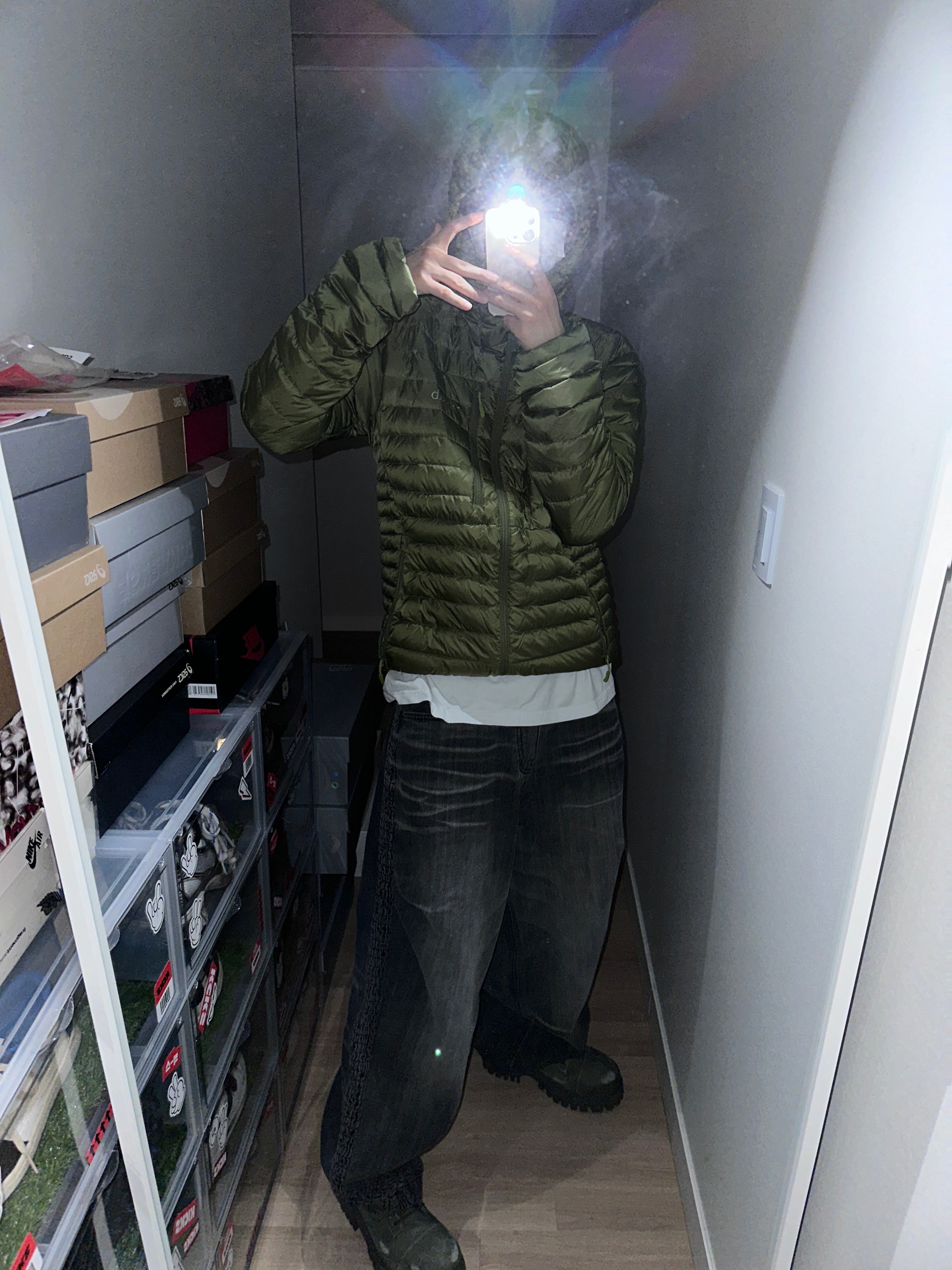 Rab Microlight Alpine Jacket Chlorite Green, [KREAM 단독] Etce Smocking Baggy Jean Grey 착용 스타일 - 3