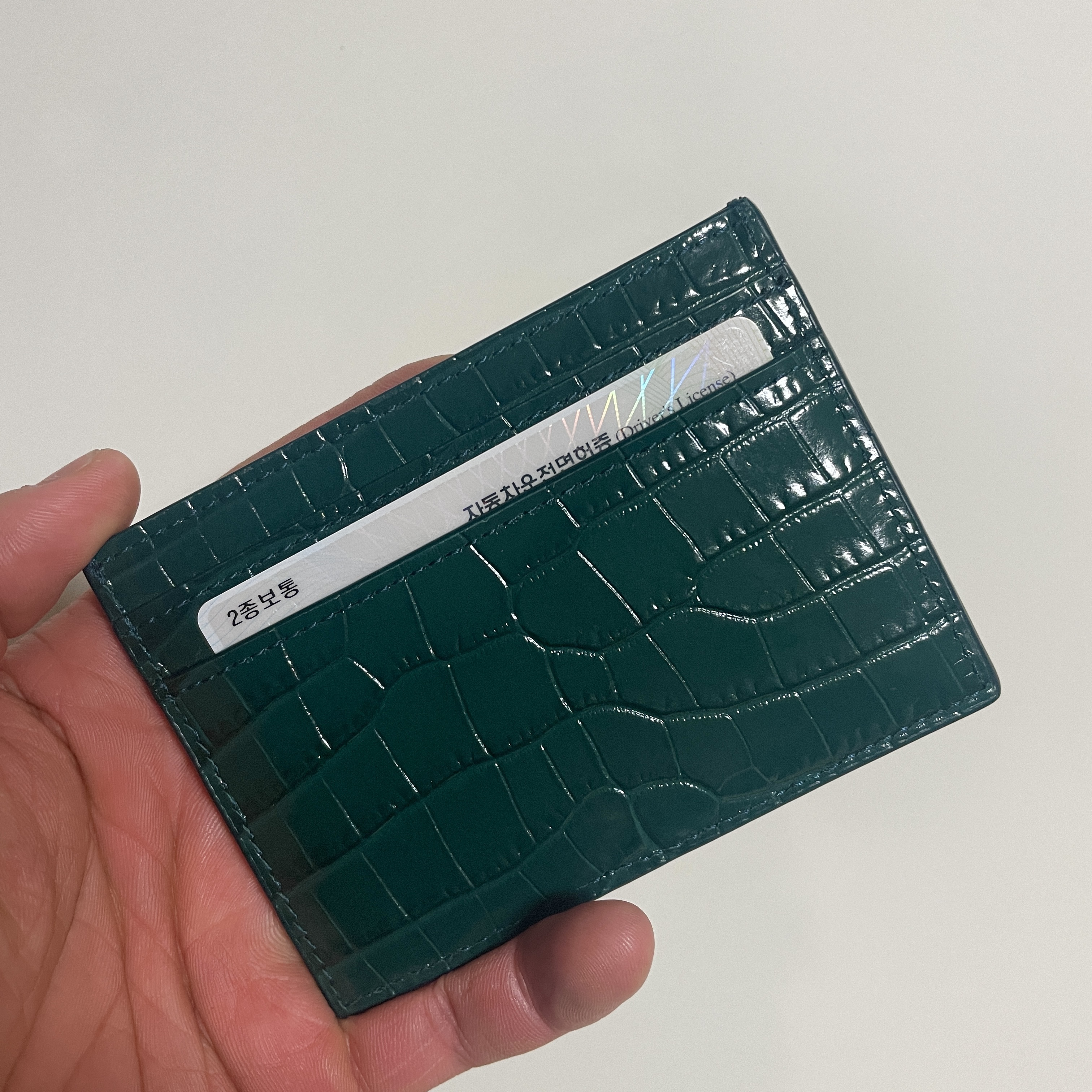 Saint Laurent Cassandre Card Case in Crocodile-Embossed Shiny Leather Foliage Green 착용 스타일 - 2