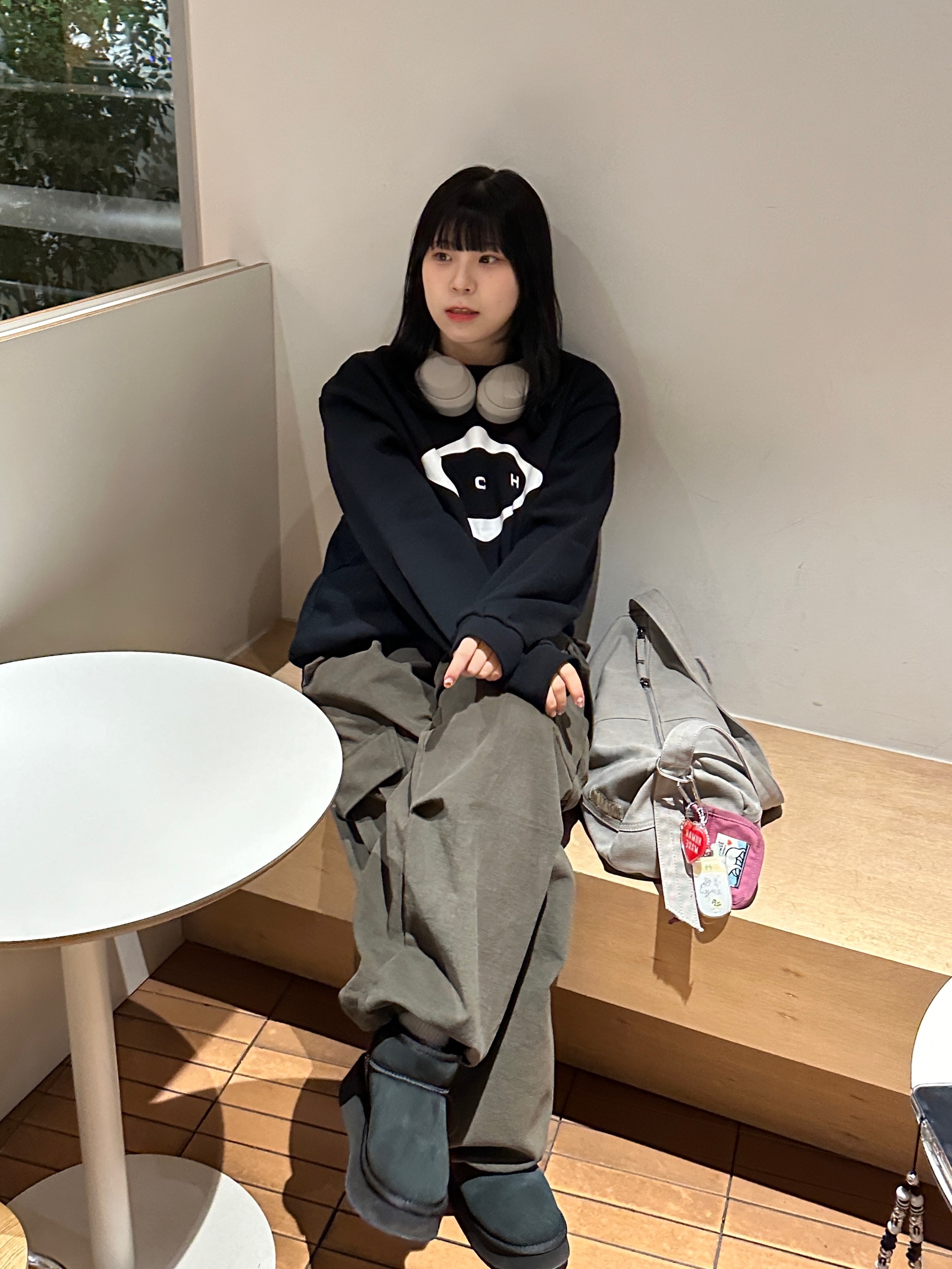 (W) UGG Classic Mini Platform Boots Black, (W) UGG Classic Ultra Mini Platform Boots Black 착용 스타일 - 1
