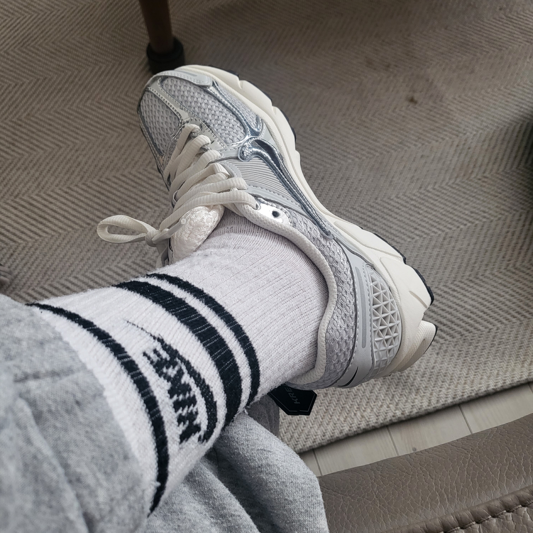 (W) Nike Zoom Vomero 5 Photon Dust and Metallic Silver 착용 스타일