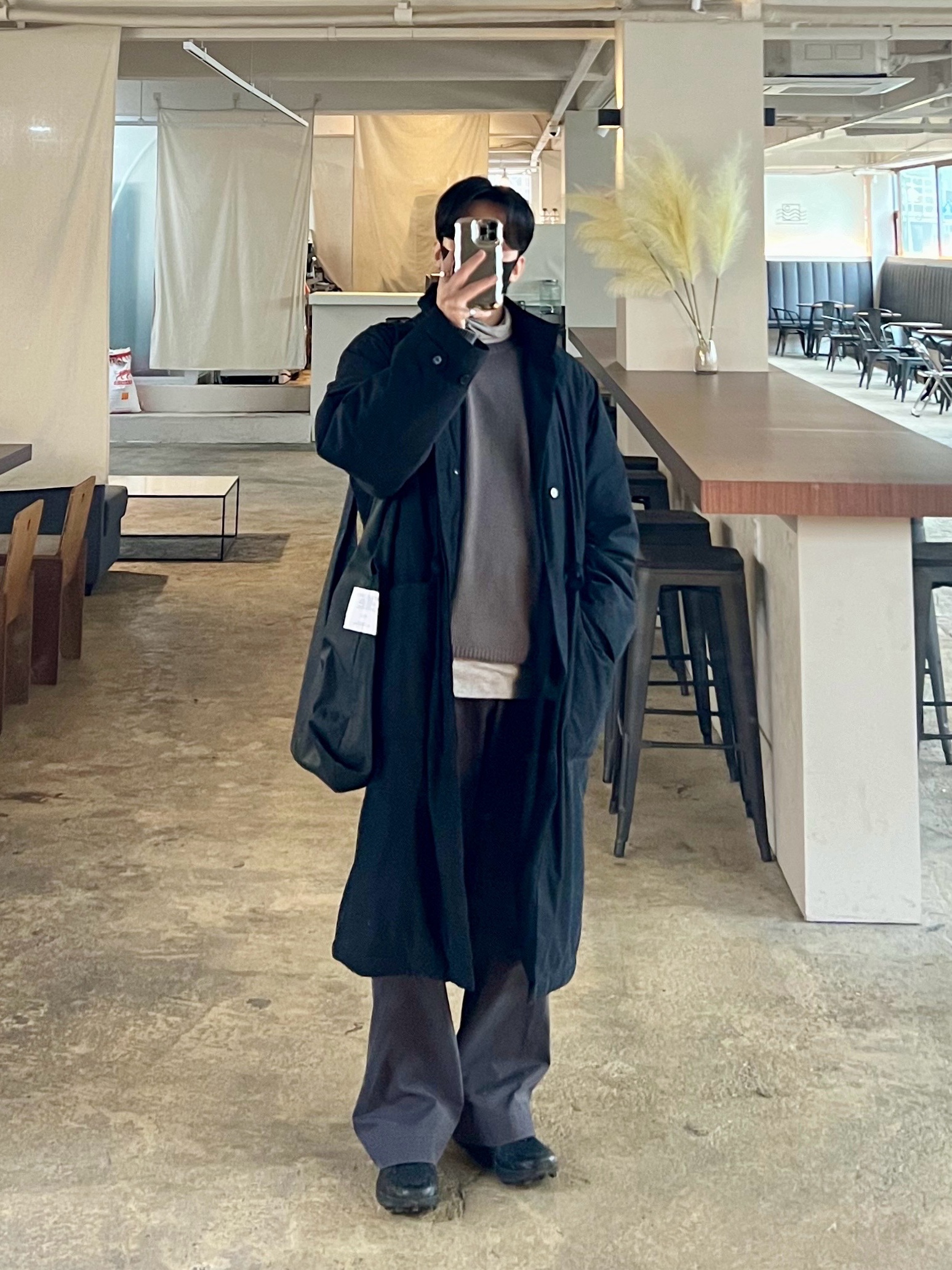 폴리테루 헤비 델 코트 블랙, 폴리테루 터틀넥 슬리브 멜란지 그레이 착용 스타일