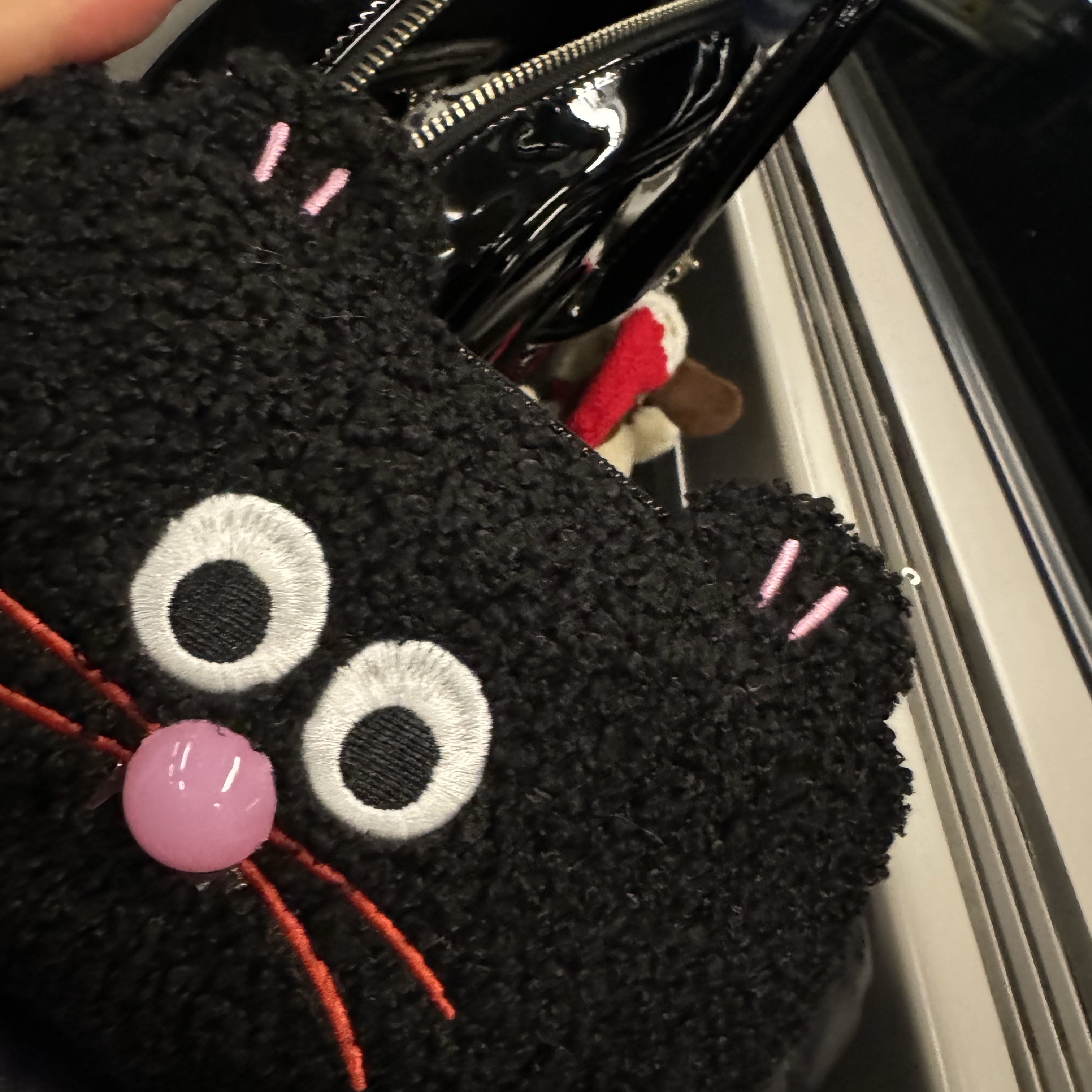 Monamhee Pouch Black 착용 스타일