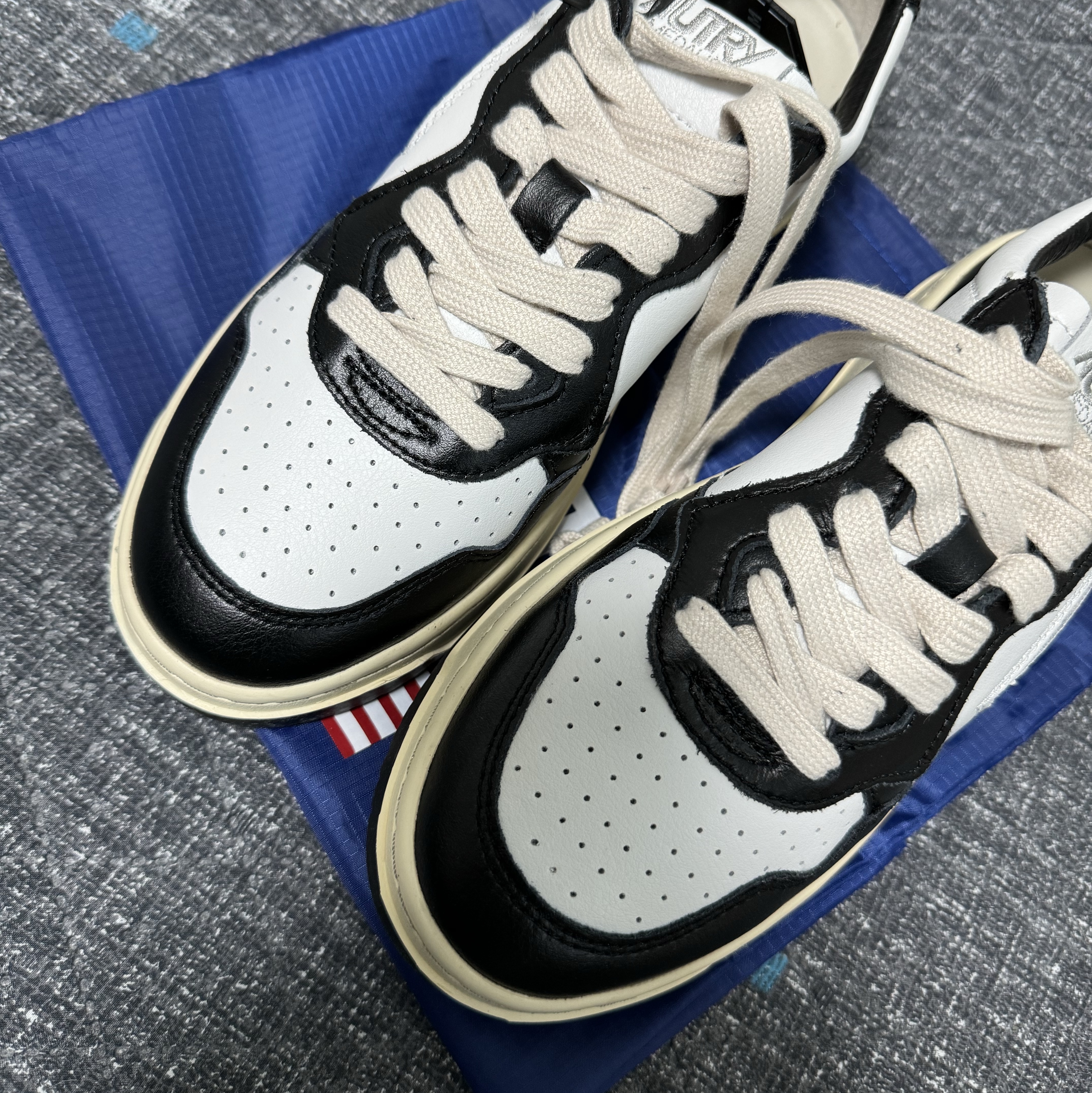 Autry Medalist Low Leather Sneakers Black White 착용 스타일 - 2