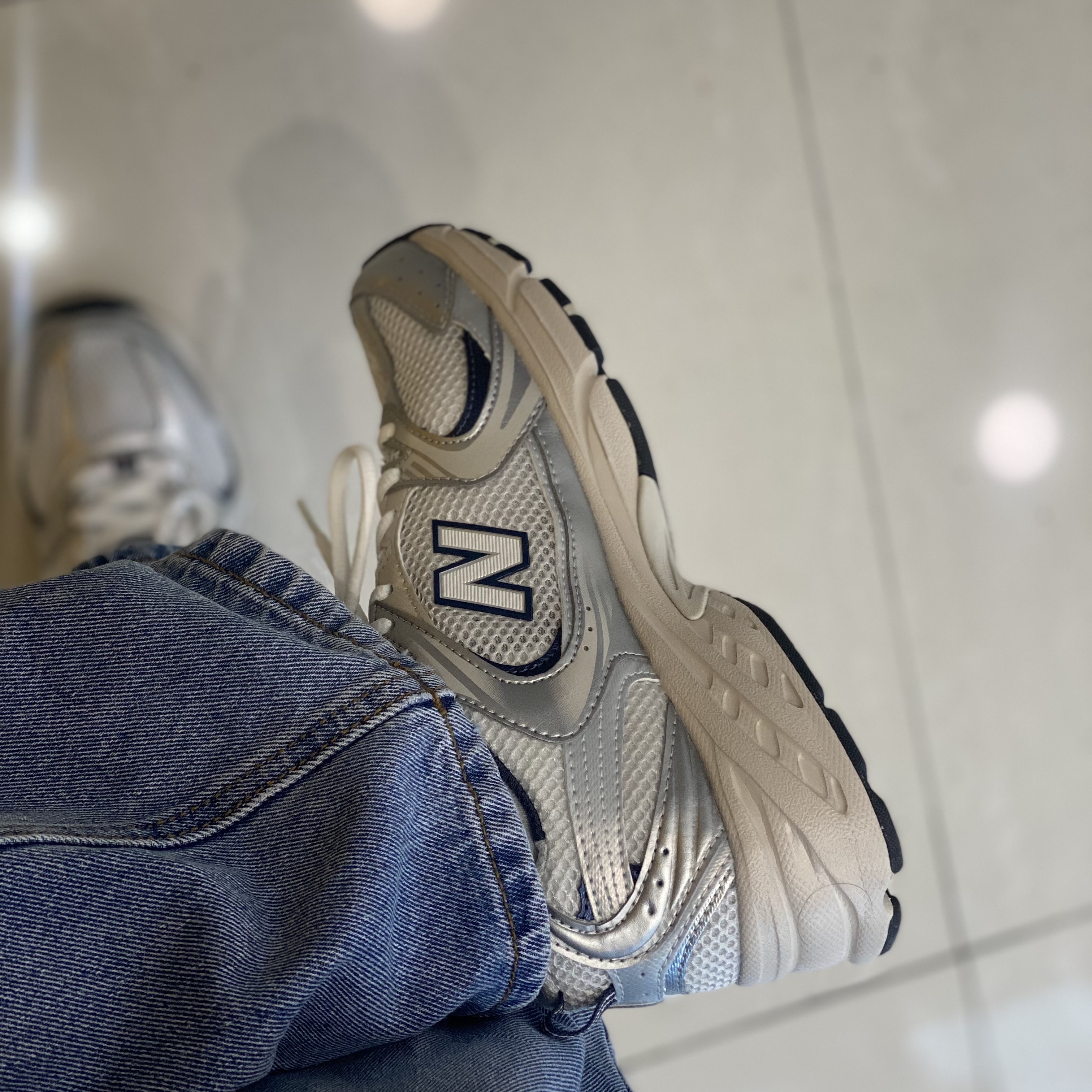 New Balance 530 Steel Grey 착용 스타일 - 1