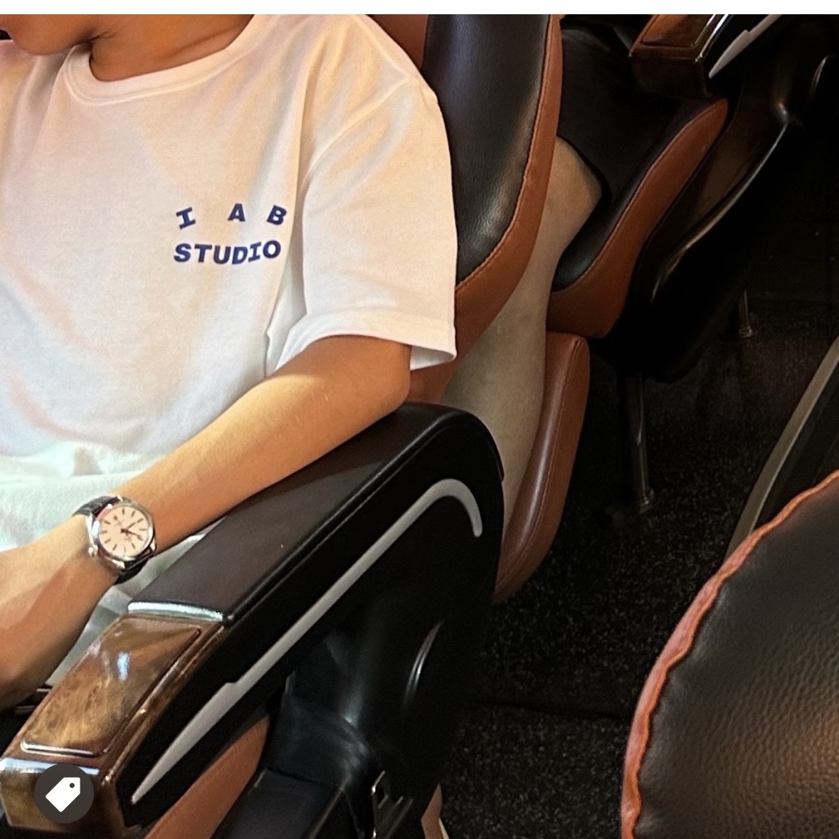 IAB Studio 10th Anniversary T-Shirts Pack White & Black (2 Pack) 착용 스타일