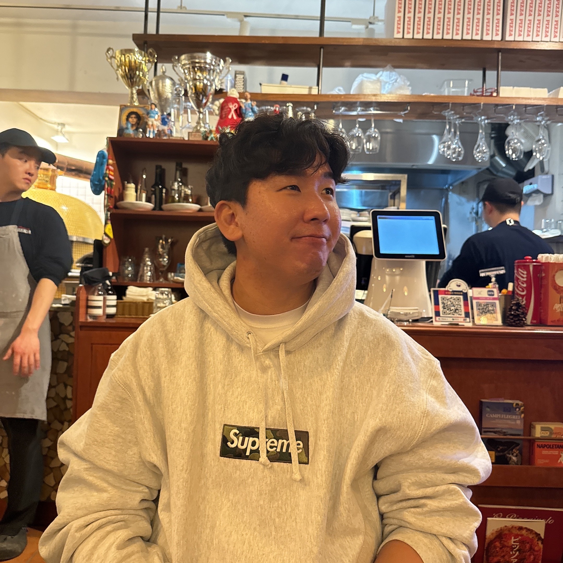 Supreme Box Logo Hooded Sweatshirt Ash Grey - 23FW, Jordan 1 x Travis Scott Retro Low OG SP Sail and Ridgerock 착용 스타일 - 1