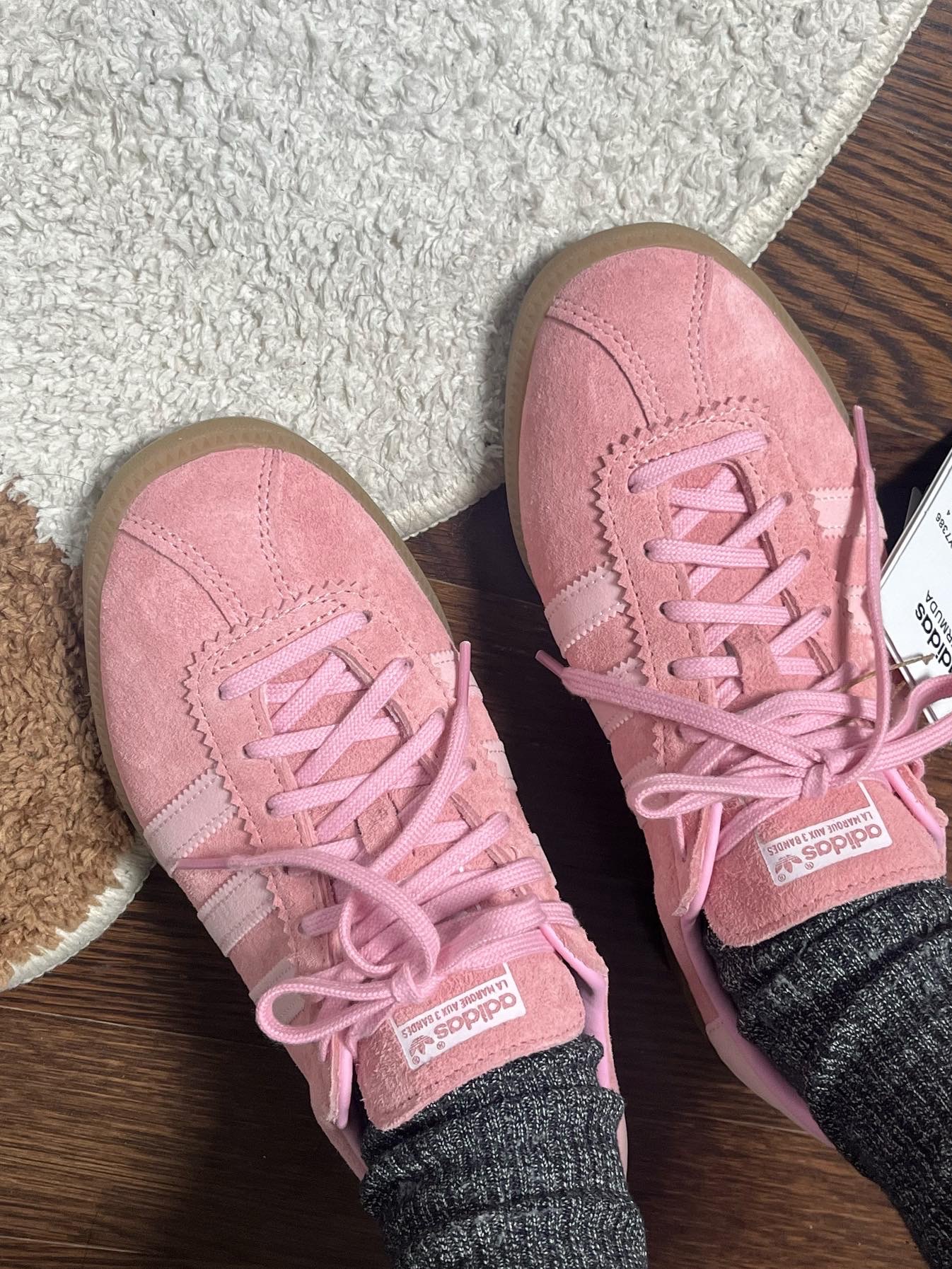 Adidas Bermuda Glow Pink 착용 스타일