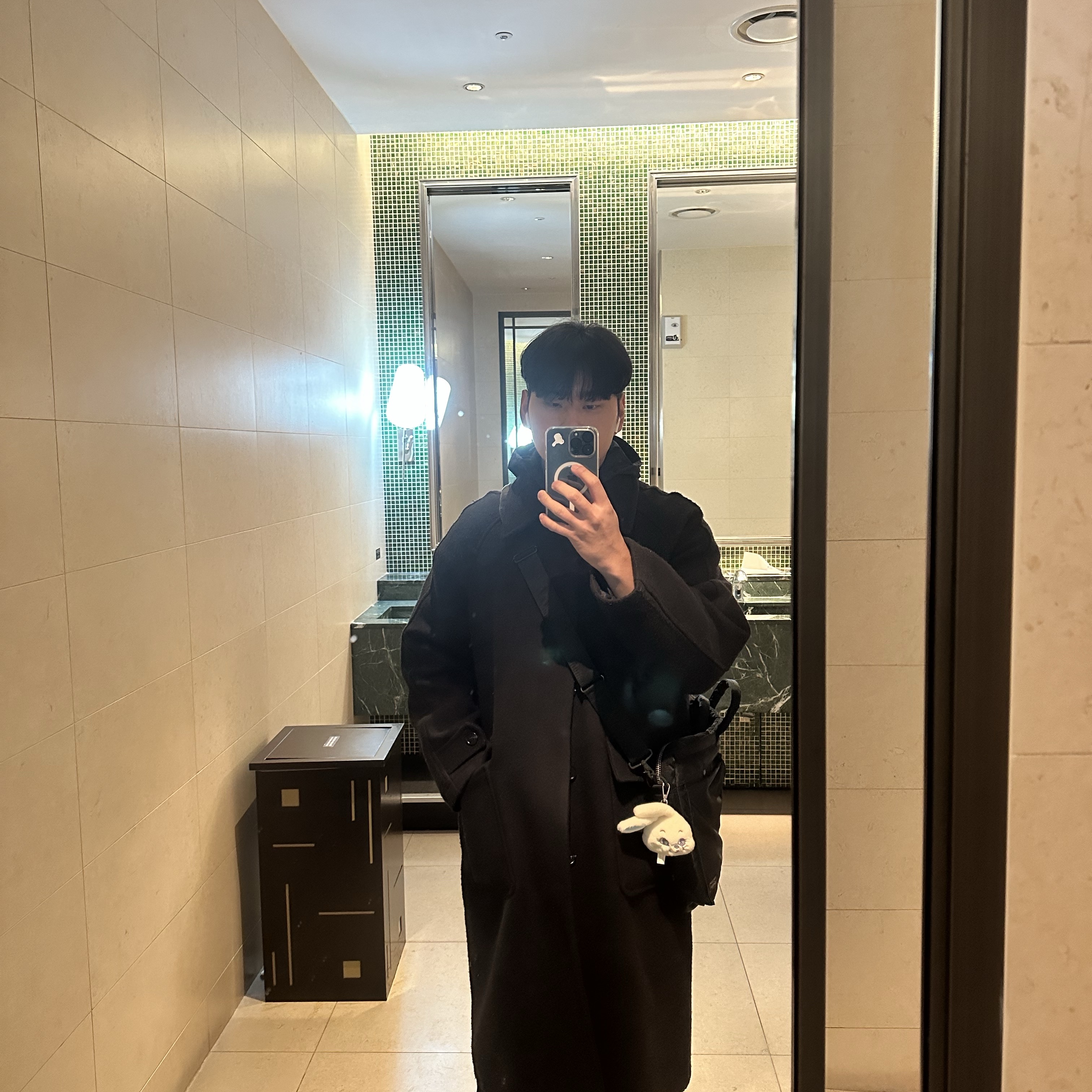 Porter Tanker 2Way Briefcase Black, NewJeans Tokki Merchandise Fluffy Keyring White 착용 스타일