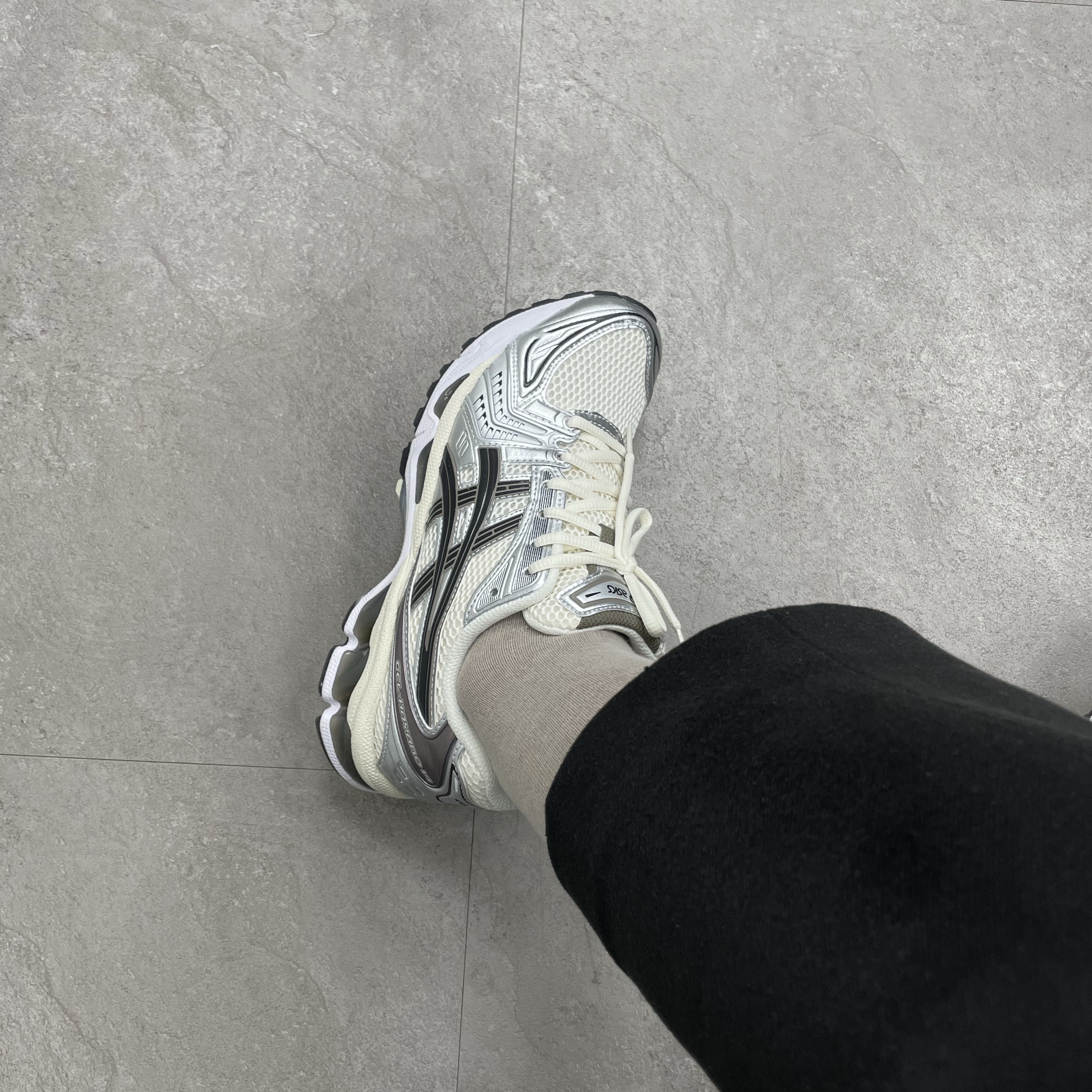 Asics Gel-Kayano 14 Cream Black 착용 스타일