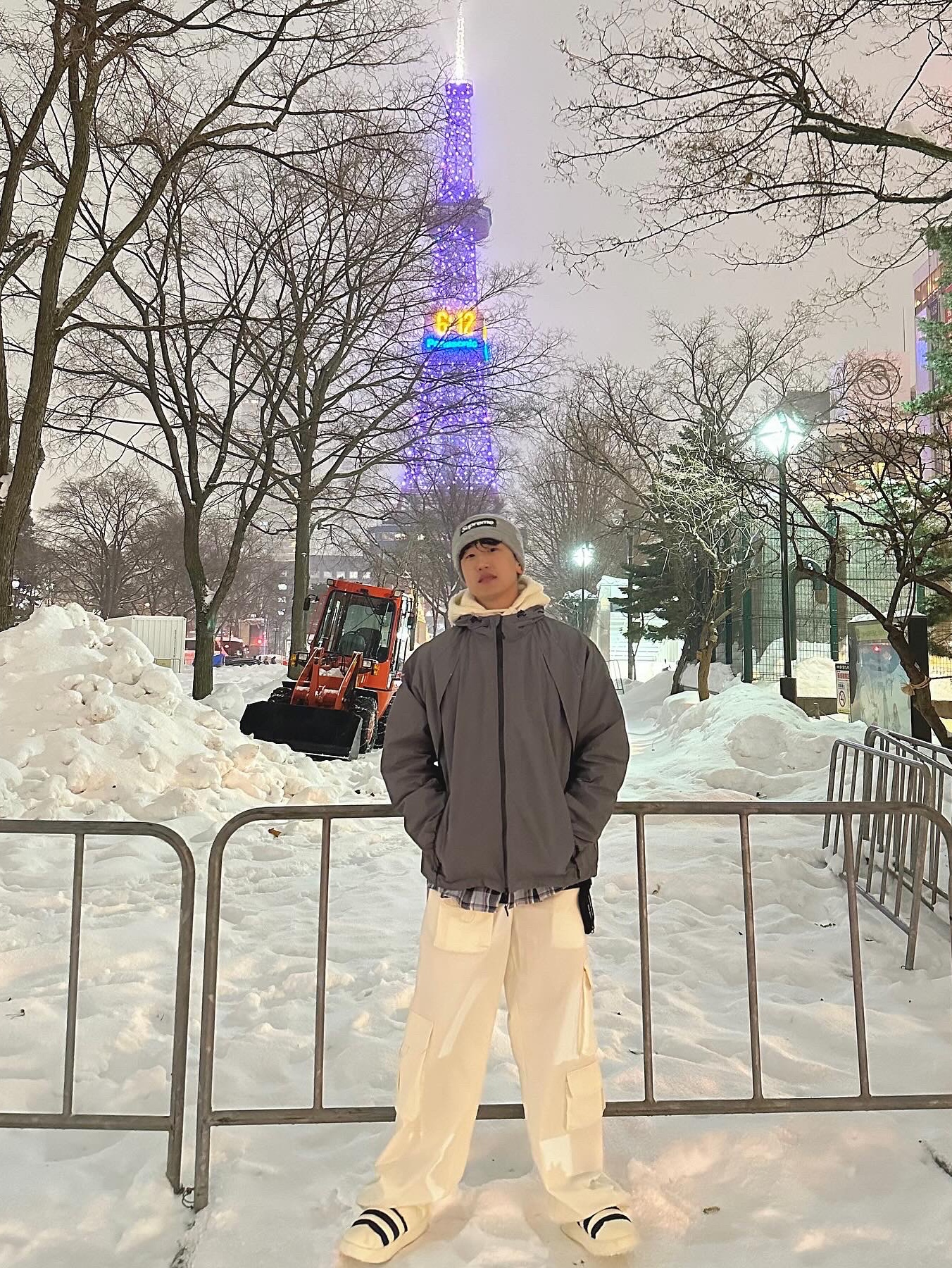 Supreme New Era Box Logo Beanie Heather Grey - 23FW, Adidas Puffylette Off White 착용 스타일 - 4