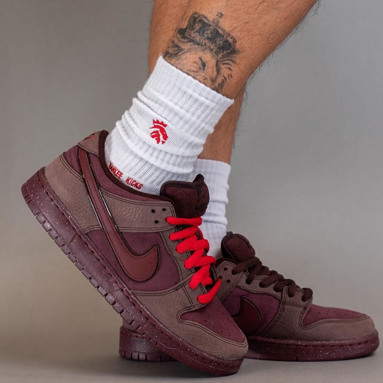 Nike SB Dunk Low PRM Burgundy Crush 착용 스타일 - 5