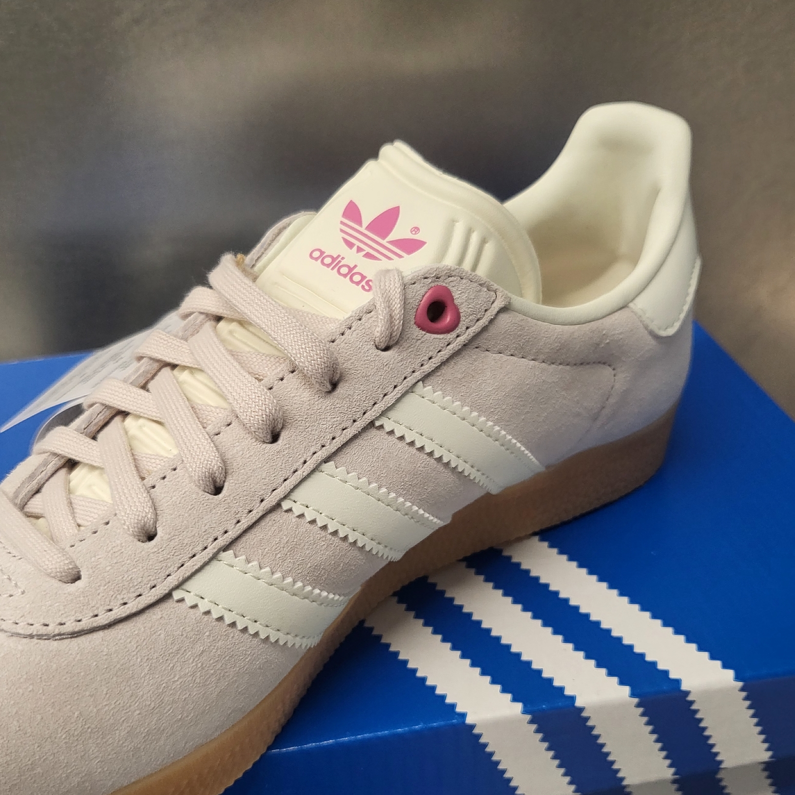 (W) Adidas Gazelle Valentine Day Putty Mauve Ivory - Foot Locker Exclusive 착용 스타일 - 1