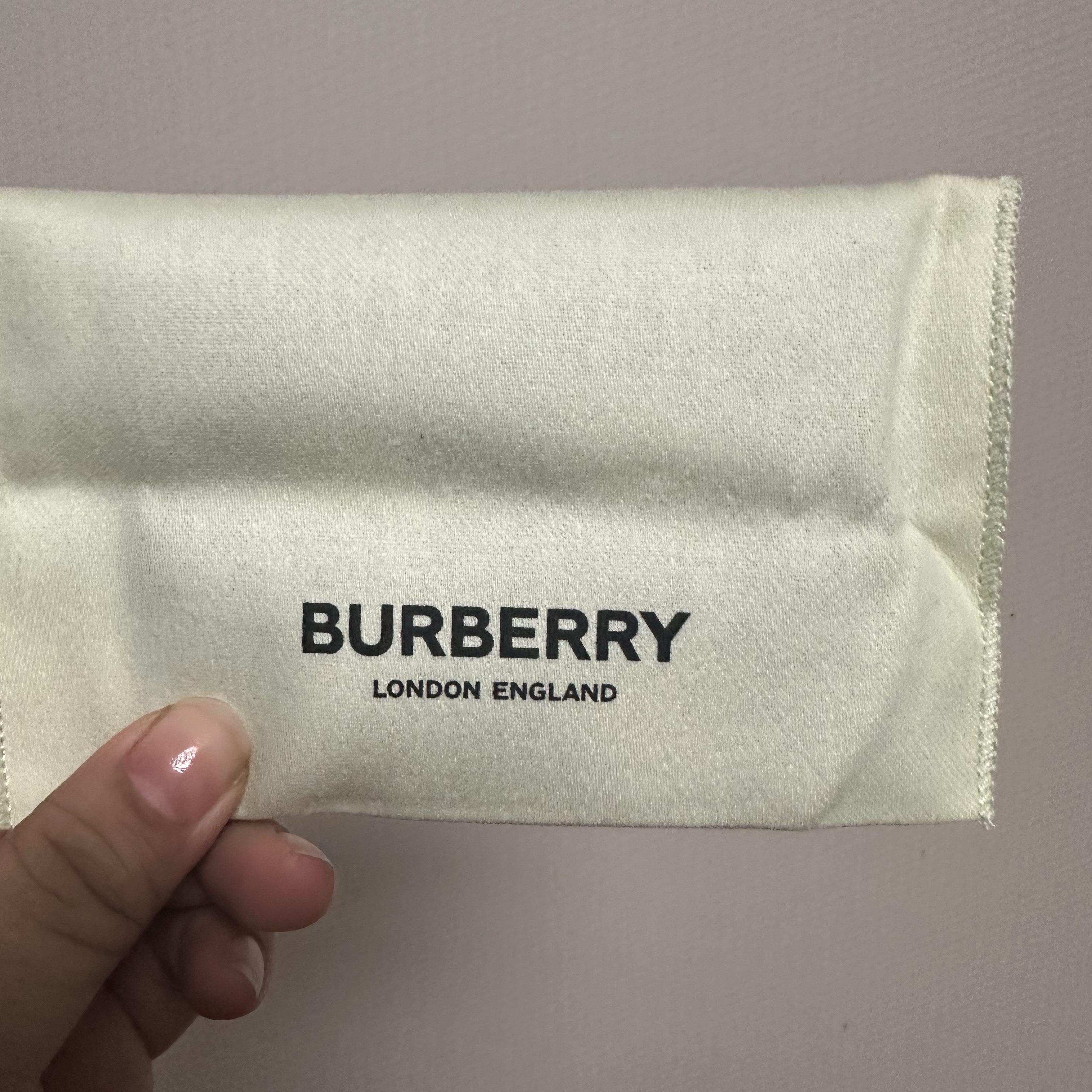 Burberry Exaggerated Check and Leather Card Case Dark Birch Brown 착용 스타일 - 1