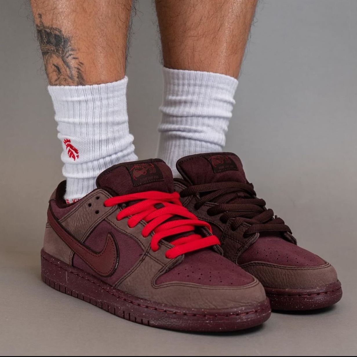 Nike SB Dunk Low PRM Burgundy Crush 착용 스타일 - 6
