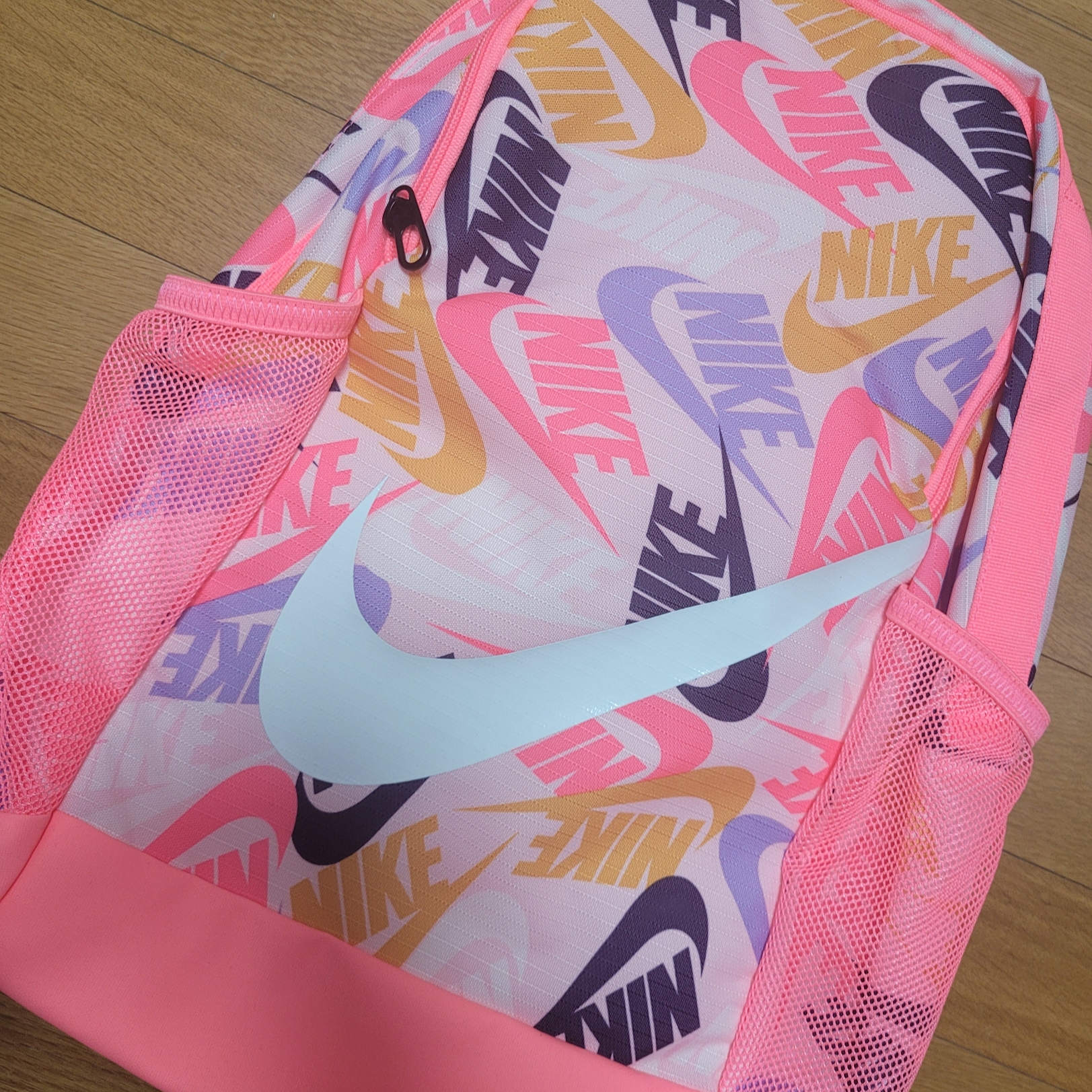 (Kids) Nike Brasilia Printed Backpack 18L Sunset Pulse 착용 스타일 - 1